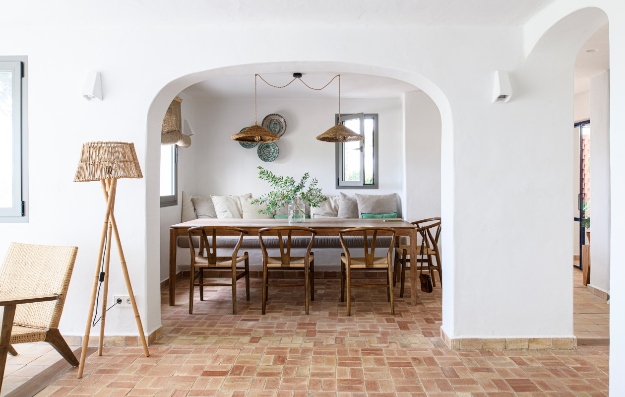 Tafel en stoelen Dareels. Vergelijkbare producten: hanglamp Essaouira van Household Hardware, vaas Vienne van Mica Decorations, vloerlamp Java van Good&amp;mojo. Overig via Jessica Bataille Atelier. vtwonen 08-2023 | productie Insidehomepage | styling Inge van Lieshout | fotografie Louis Lemaire