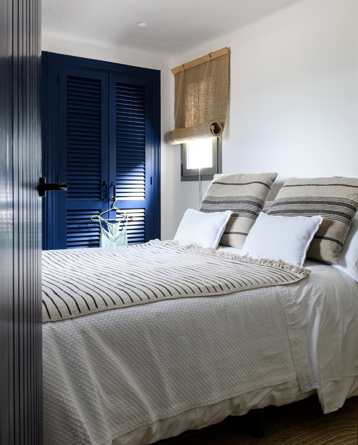Beddengoed Bassols, kledinghaak Hay. Vergelijkbare kussens Adea van Bloomingville, soortgelijke plaid Chambray van vtwonen. Overig Jessica Bataille Atelier. vtwonen 08-2023 | productie Insidehomepage | styling Inge van Lieshout | fotografie Louis Lemaire