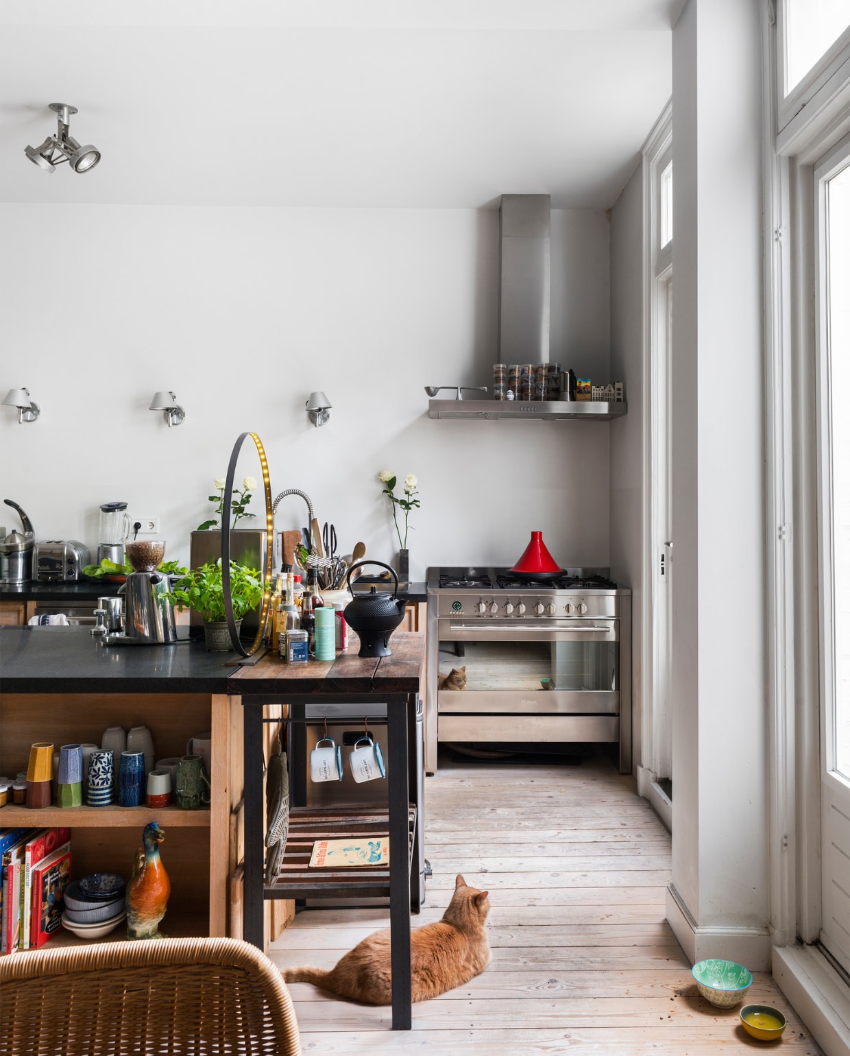 De keuken van Marks &amp; Spencer, gekocht in Antwerpen, bestaat uit losse modules van hout. Het blad van natuursteen is op maat gemaakt. Plafondlamp van Artemide. Ronde lamp met lichtjes van DOM. Oven van M-System. Bijzettafel van Hutspot Amsterdam. Wandlampen van Artemide. Zwarte theepot en tajine van Duikelman. vtwonen 10-2016 | styling Emmy van Dantzig | fotografie Stan Koolen