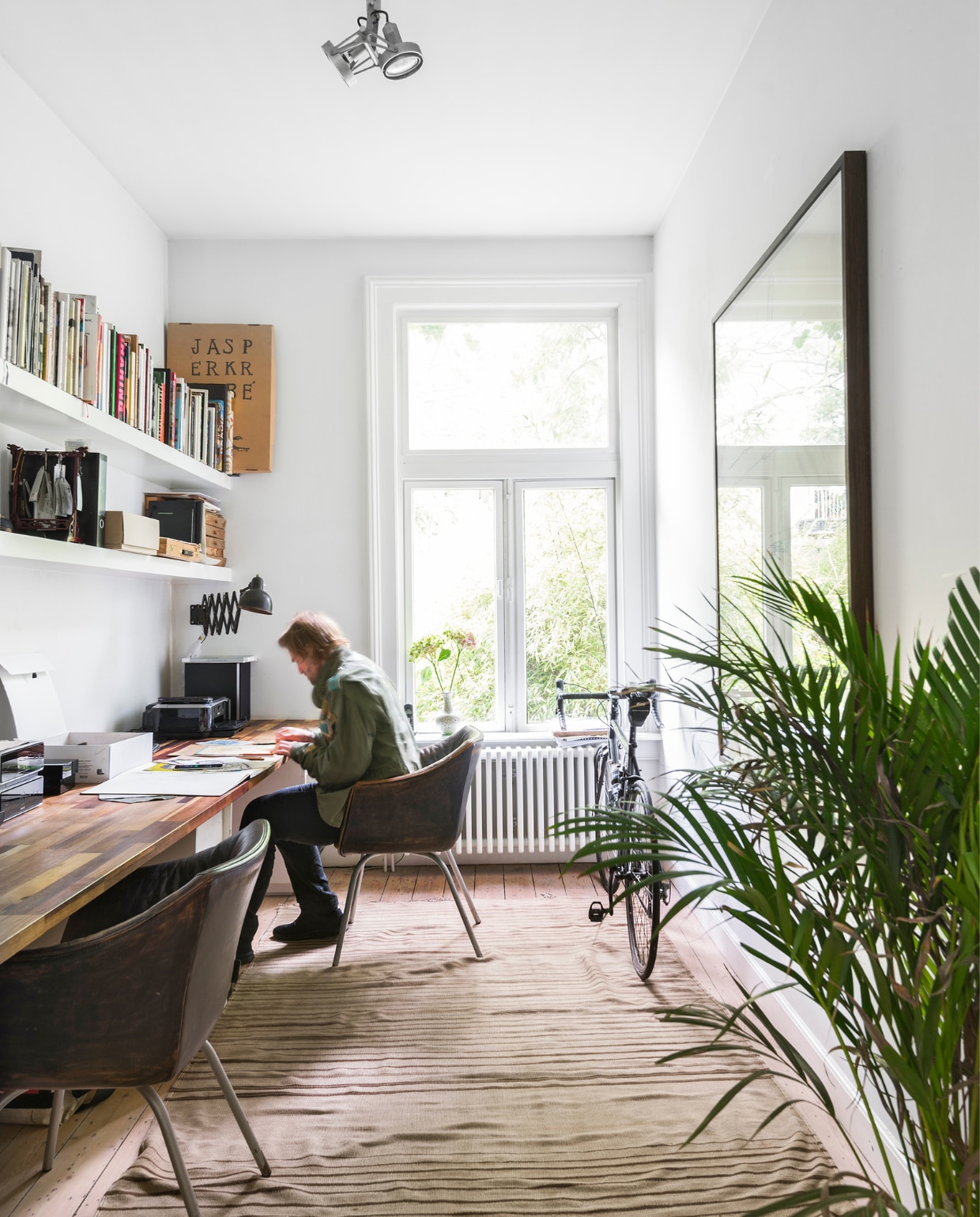 De drawing room, een aparte ruimte naast de woonkamer, is het tekendomein van Jasper. Het houten tafelblad is gemaakt van restmateriaal. vtwonen 10-2016 | styling Emmy van Dantzig | fotografie Stan Koolen