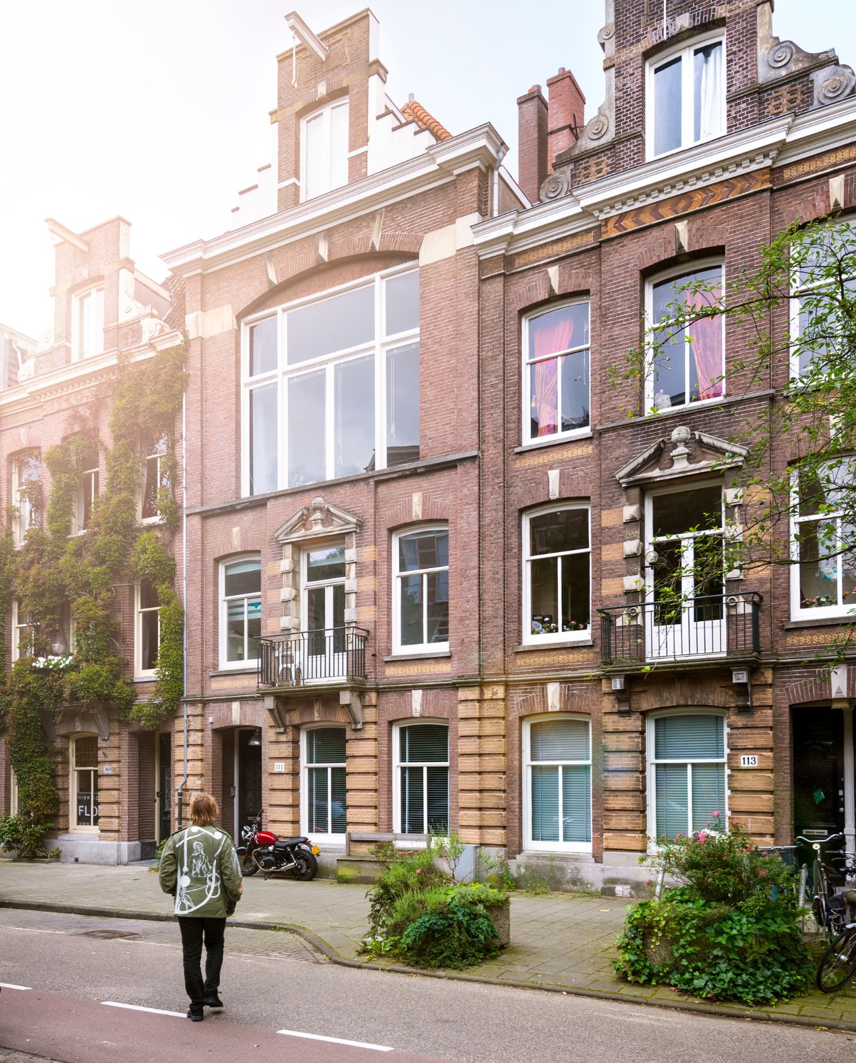 De karakteristieke voorgevel van het huis. Achter het grote raam zit nu het atelier van zijn vader. Vroeger schilderde Breitner hier zijn Amsterdamse taferelen. Voor de deur staat Jaspers motor, een Triumph Bonneville. vtwonen 10-2016 | styling Emmy van Dantzig | fotografie Stan Koolen