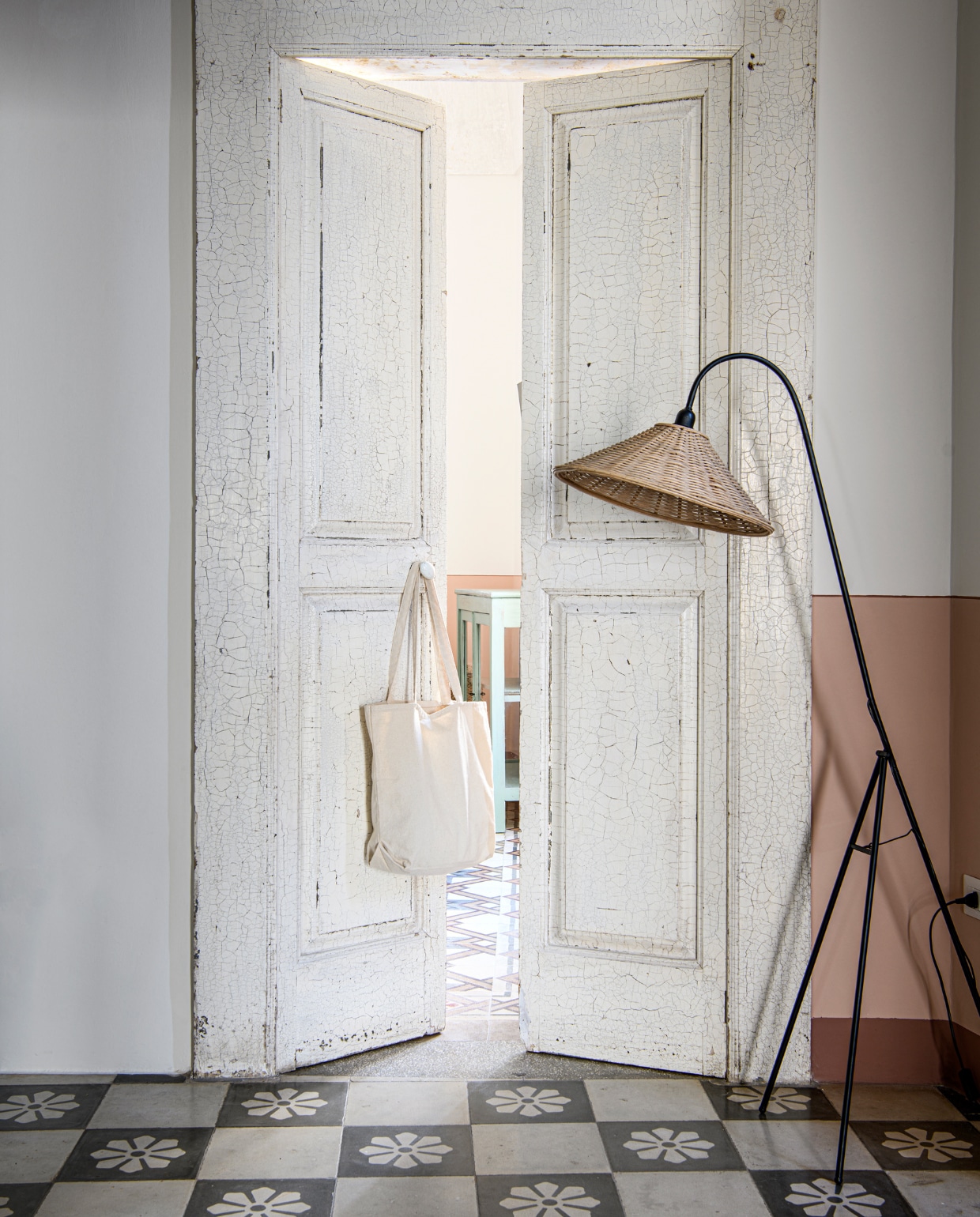 Lamp tweedehands. Vergelijkbare tegels Mosaic Factory. vtwonen special binnenkijken 06-2023 | productie Insidehomepage | fotografie Louis Lemaire | styling Marit Saladini