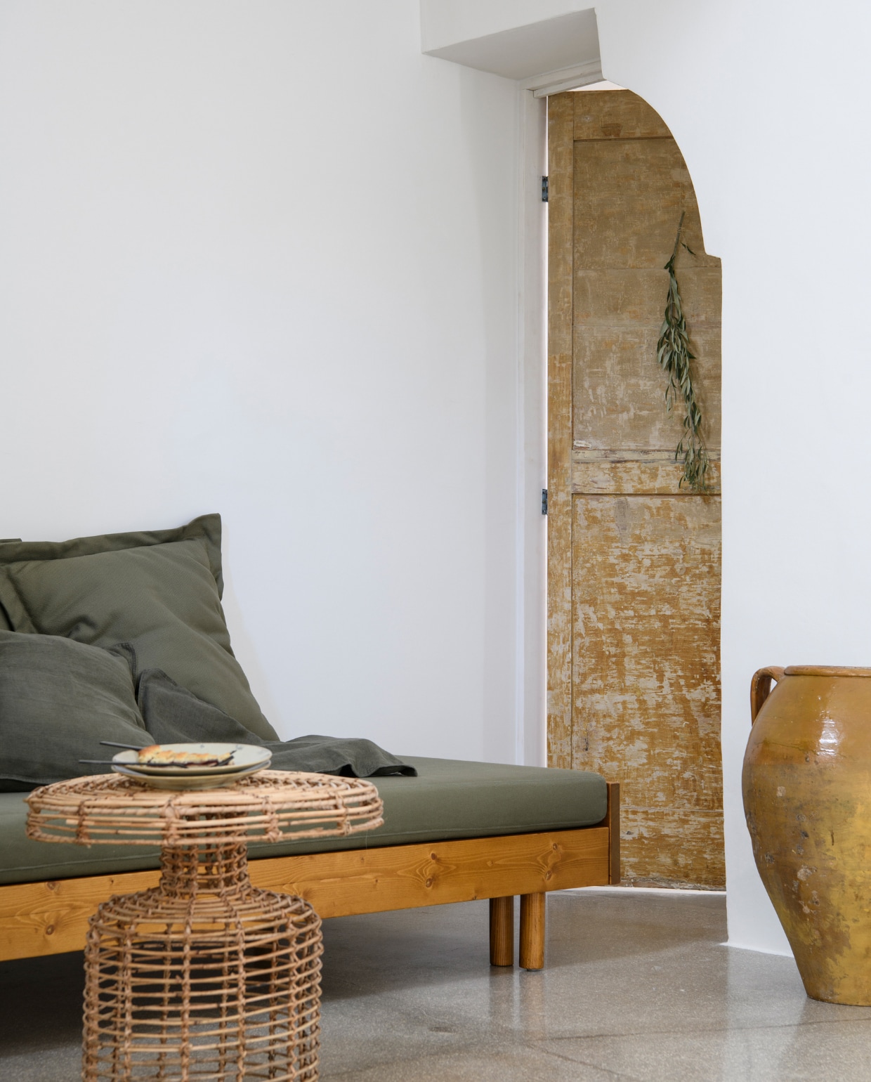 Divan lokale timmerman. Rotan tafel van de markt.  vtwonen special binnenkijken 06-2023 | productie Insidehomepage | fotografie Louis Lemaire | styling Marit Saladini