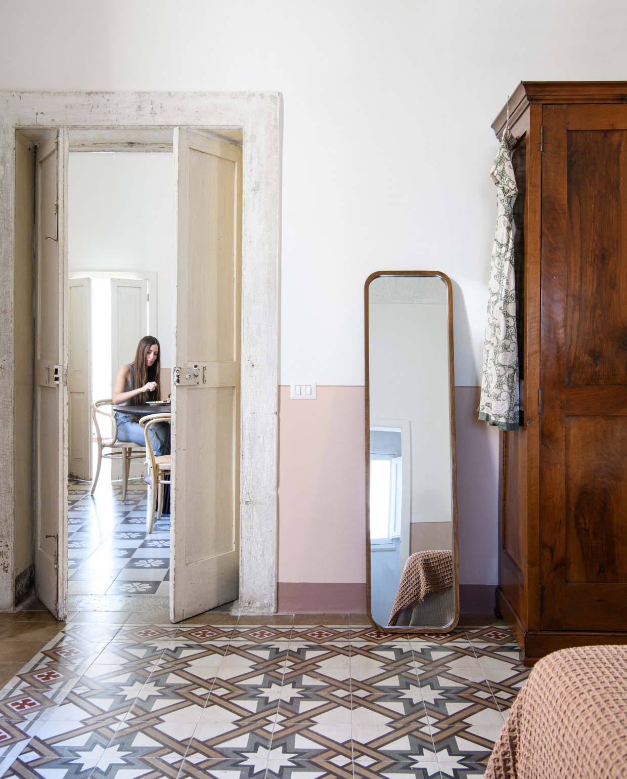 Spiegel Tikamoon. Mahoniehouten linnenkast antiek. vtwonen special binnenkijken 06-2023 | productie Insidehomepage | fotografie Louis Lemaire | styling Marit Saladini