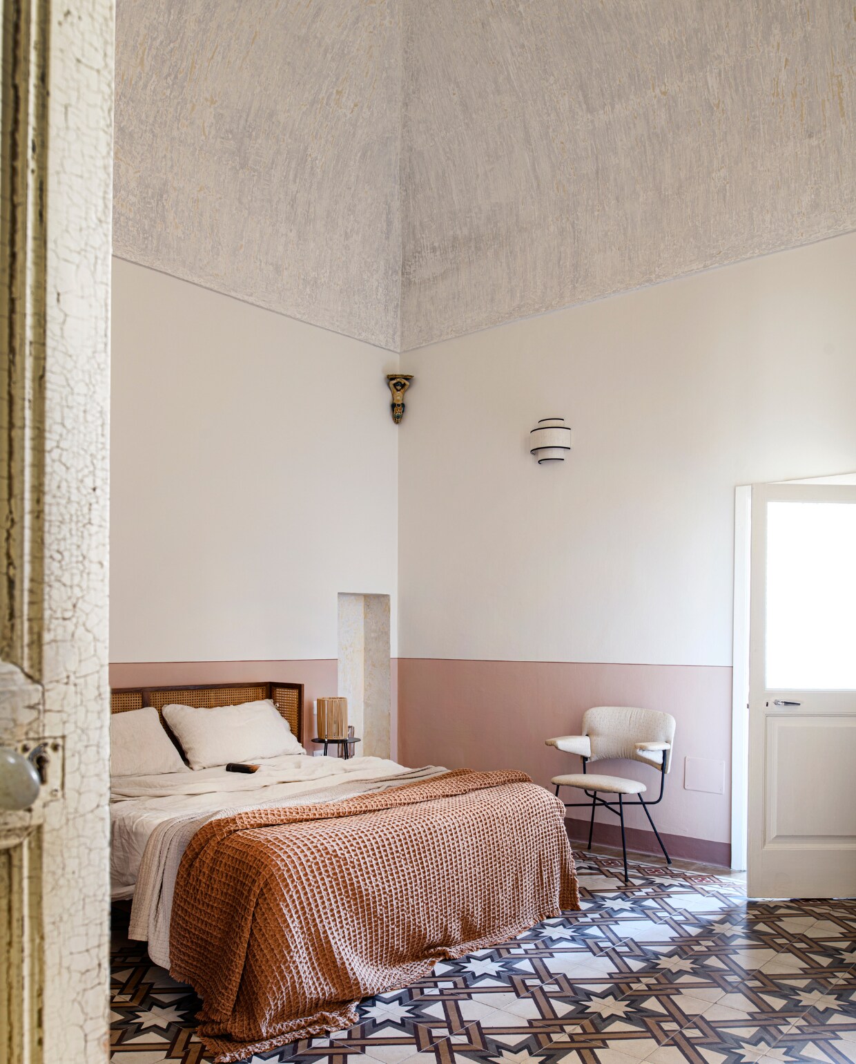 Bed La Redoute. Bijzettafel Bloomingville. Wandlamp Opjet, Stoel vintage. Overig onbekend. vtwonen special binnenkijken 06-2023 | productie Insidehomepage | fotografie Louis Lemaire | styling Marit Saladini