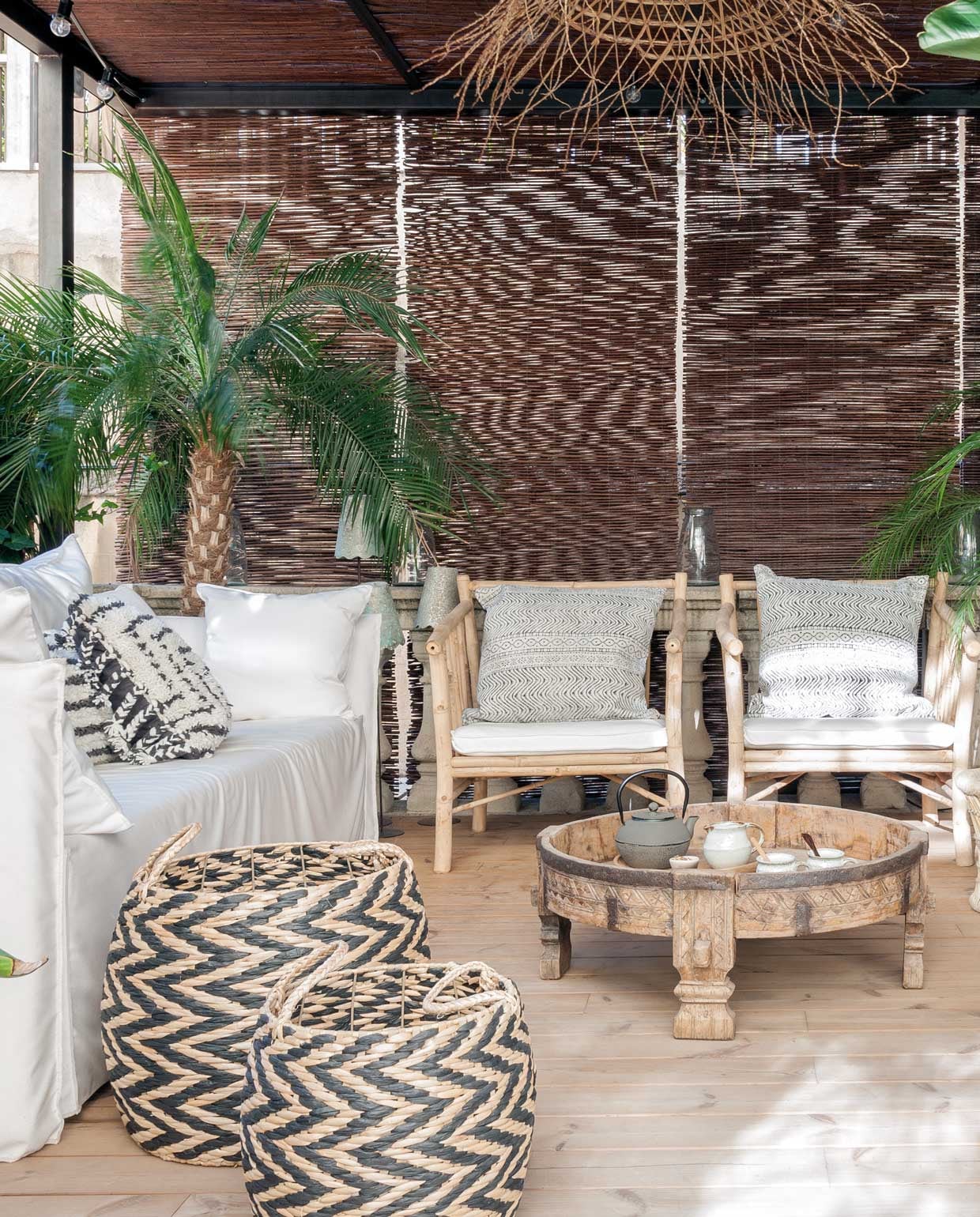 Eettafel en radiatoren van een antiquair, stoelen Sika, lamp Rock the Kasbah. Het houten bankje is op maat gemaakt door een timmerman. Oorspronkelijke latten als raamwerk zijn expres nog zichtbaar op de achterwand. Theepot, bamboe bakjes en glaswerk. vtwonen 09-2020 | productie Vega Mg | fotografie Raül Candales | styling Susana Ocaña