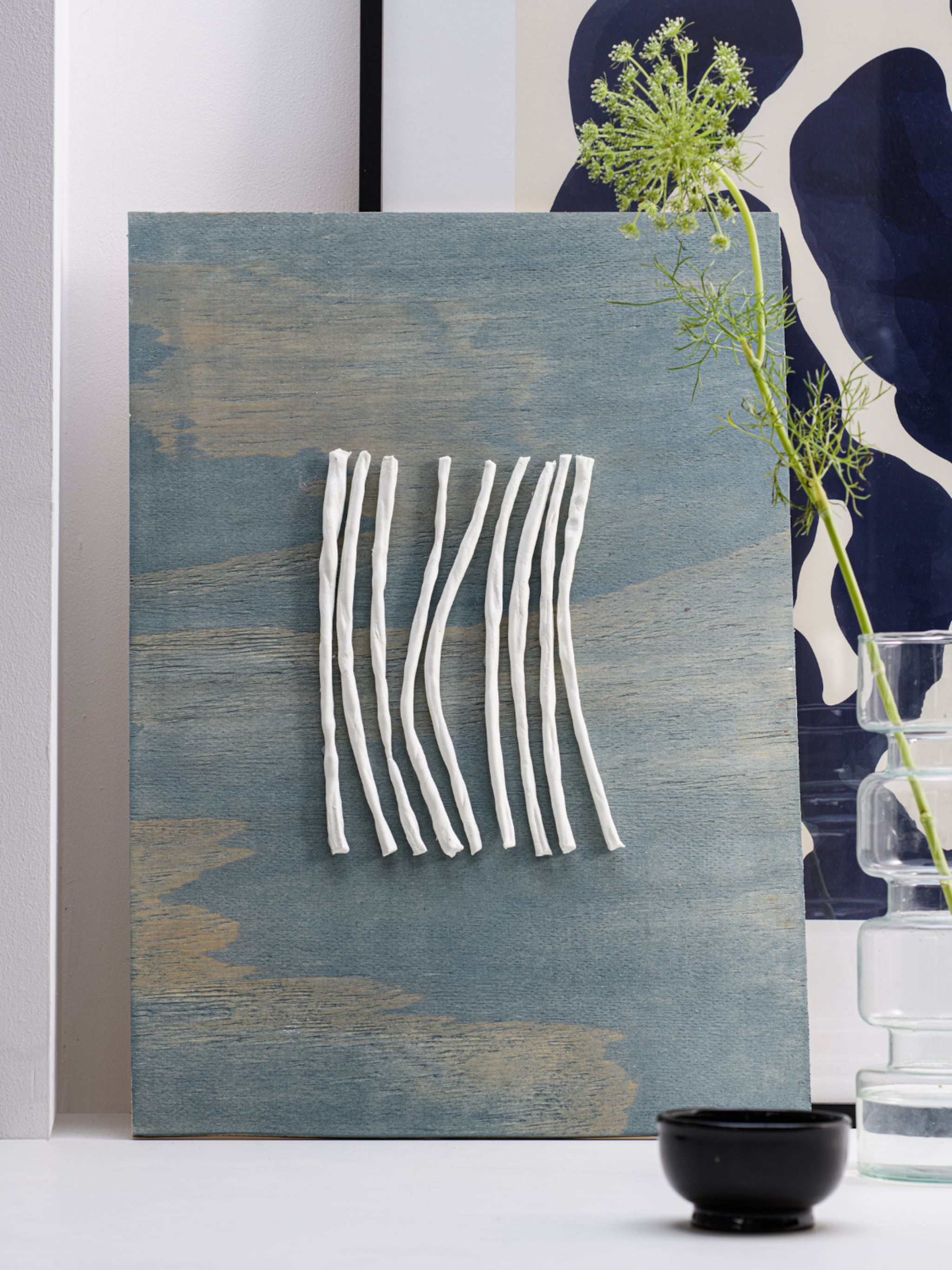 diy maak een minimalistisch kunstwerk met hout en kleiresten