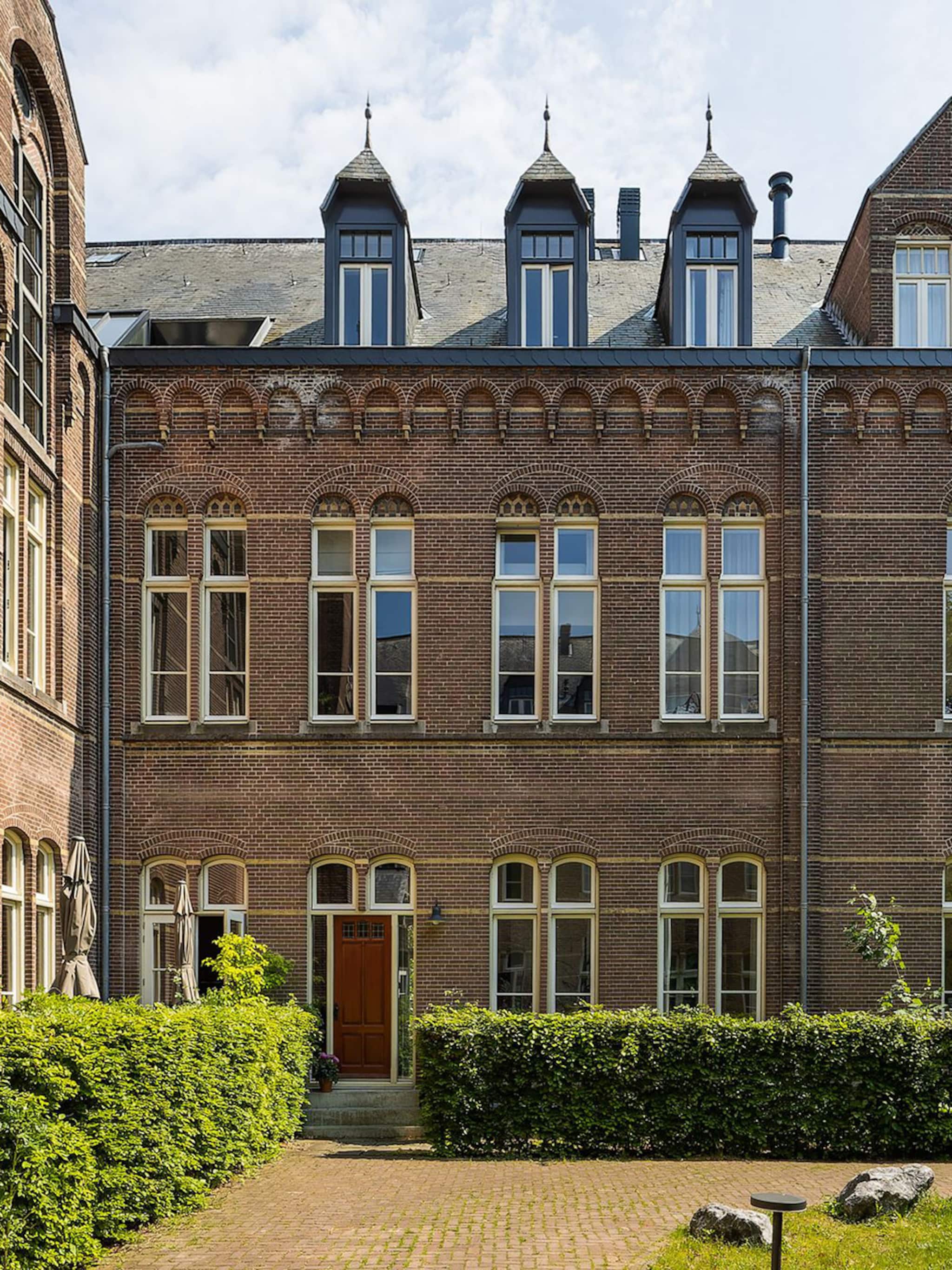 funda parel wonen in een voormalig klooster met prachtige tuin