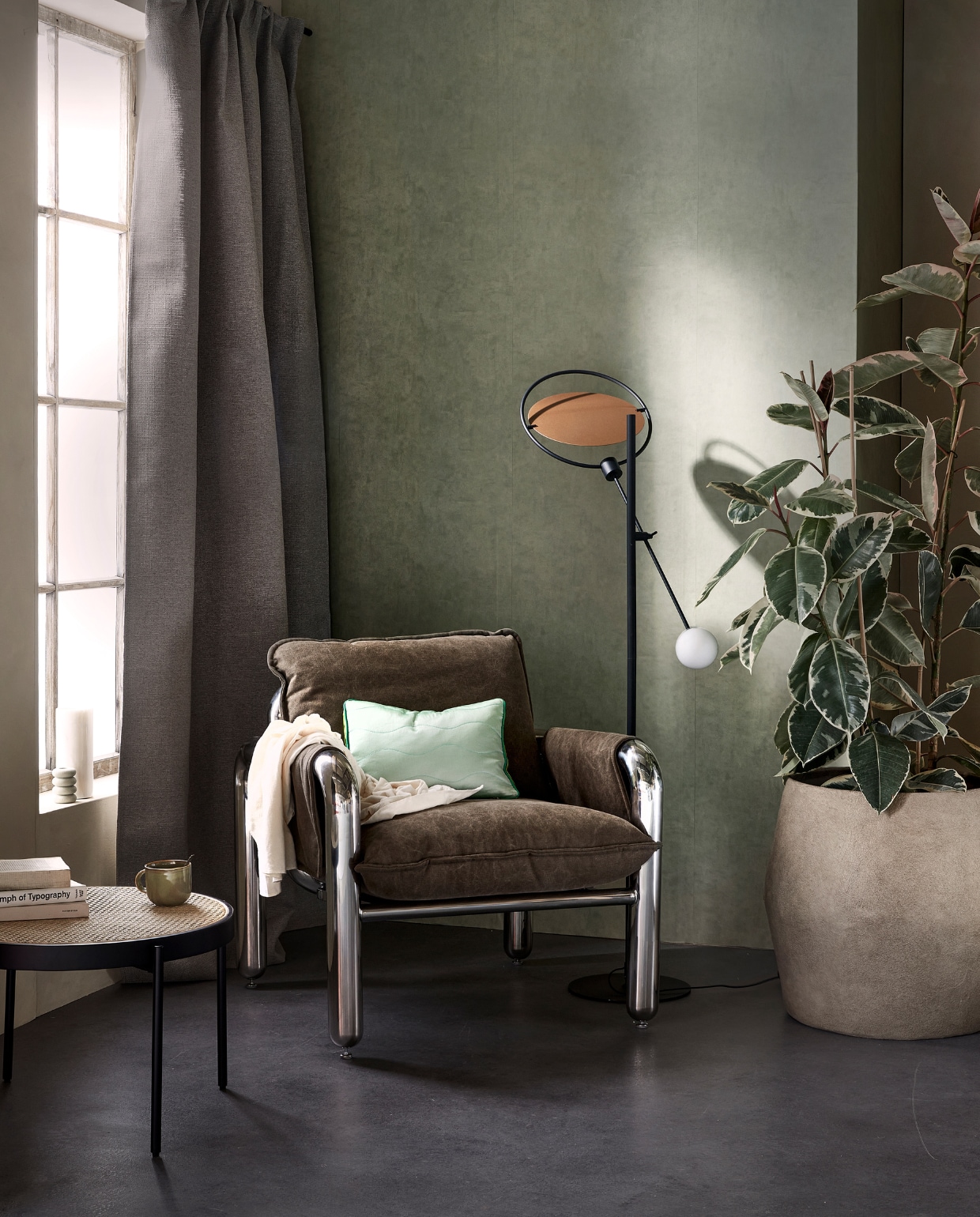 Verduisterend kant-en-klaar gordijn Drizzle in Flax 1291, 140x270 cm (bxh). M.m.v. hkliving.com (fauteuil, kussen, mok), zuiver.com (bijzettafel, vloerlamp), vtwonen.nl/shop (bloempot van Serax), eijffinger.com (behang Unify in 333220). Overig privébezit. vtwonen 08-2023 | styling Marlies Does | fotografie Peggy Janssen