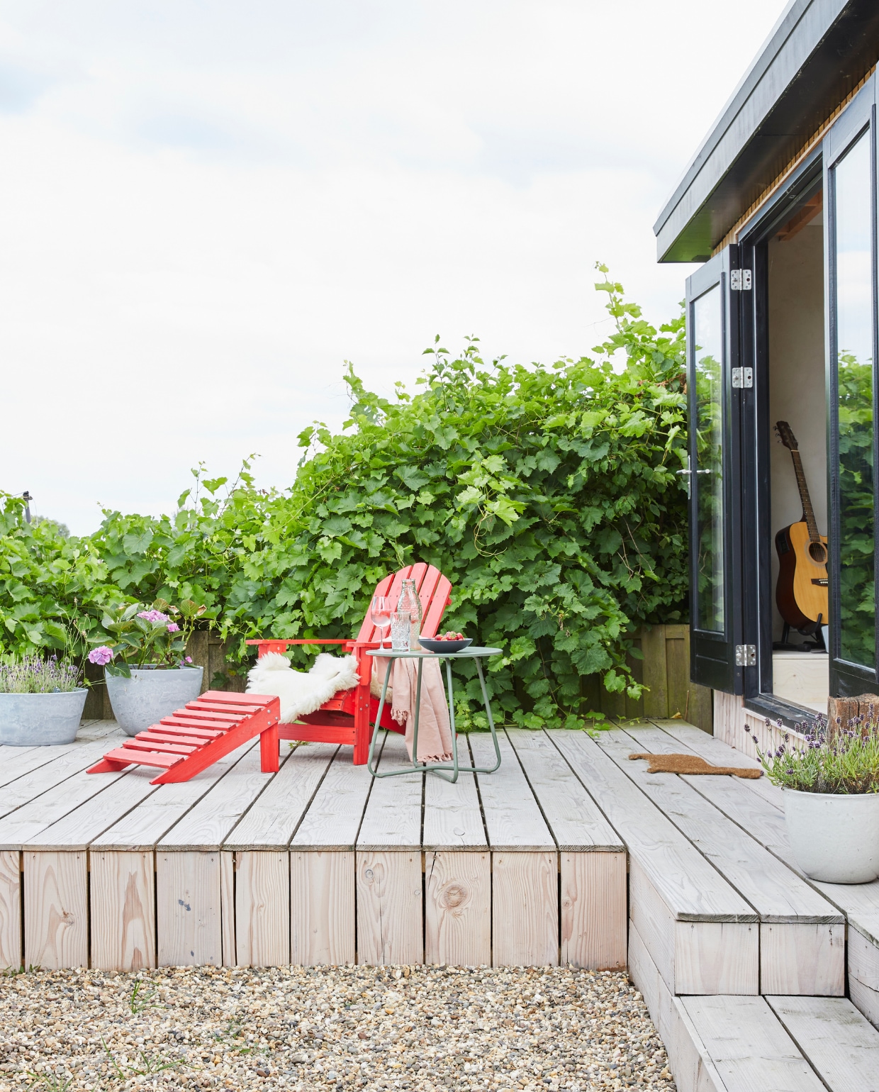 Adirondack-stoel vidaXL, bijzettafel Karwei. vtwonen 08-2023 | styling Linda van der Ham | fotografie Simone de Geus