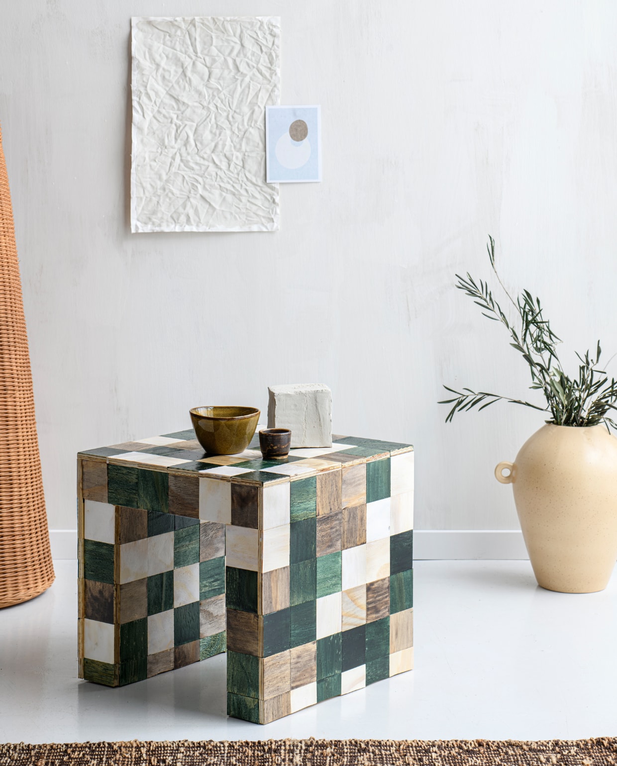 Jute vloerkleed Original van HKliving, 70x200 cm, gevlochten rotan vloerlamp Dou van Ferm Living, 71x131 cm (Øxh), keramieken vaas Quiet van Urban Nature Culture € 69,99 (vtwonen.nl/shop). Overig privébezit. vtwonen 08-2023 | styling Kelly van Gendt | fotografie Louis Lemaire