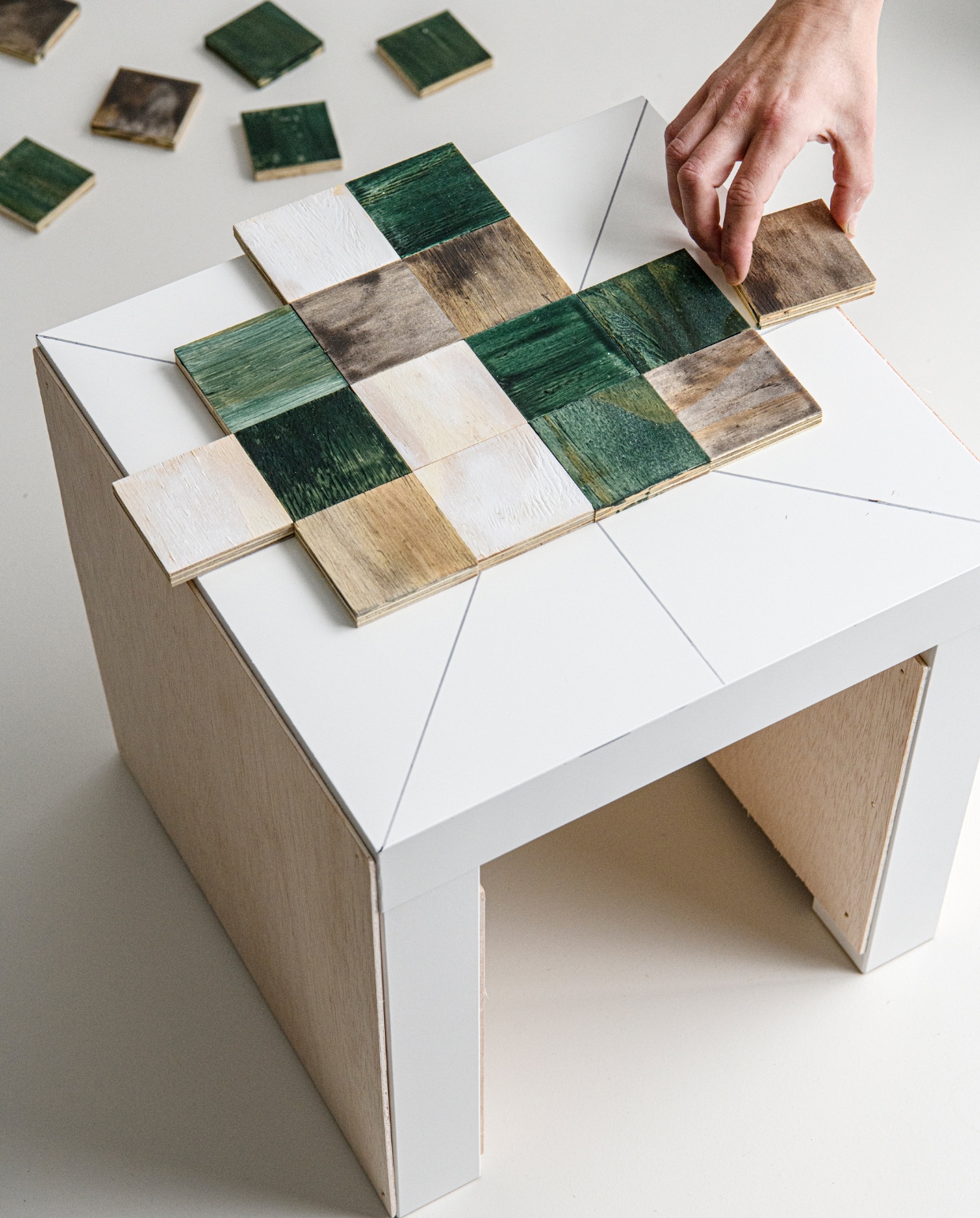 Bijzettafel Lack, 35x35x35 cm € 6,99 (ikea.nl) vtwonen 08-2023 | styling Kelly van Gendt | fotografie Louis Lemaire