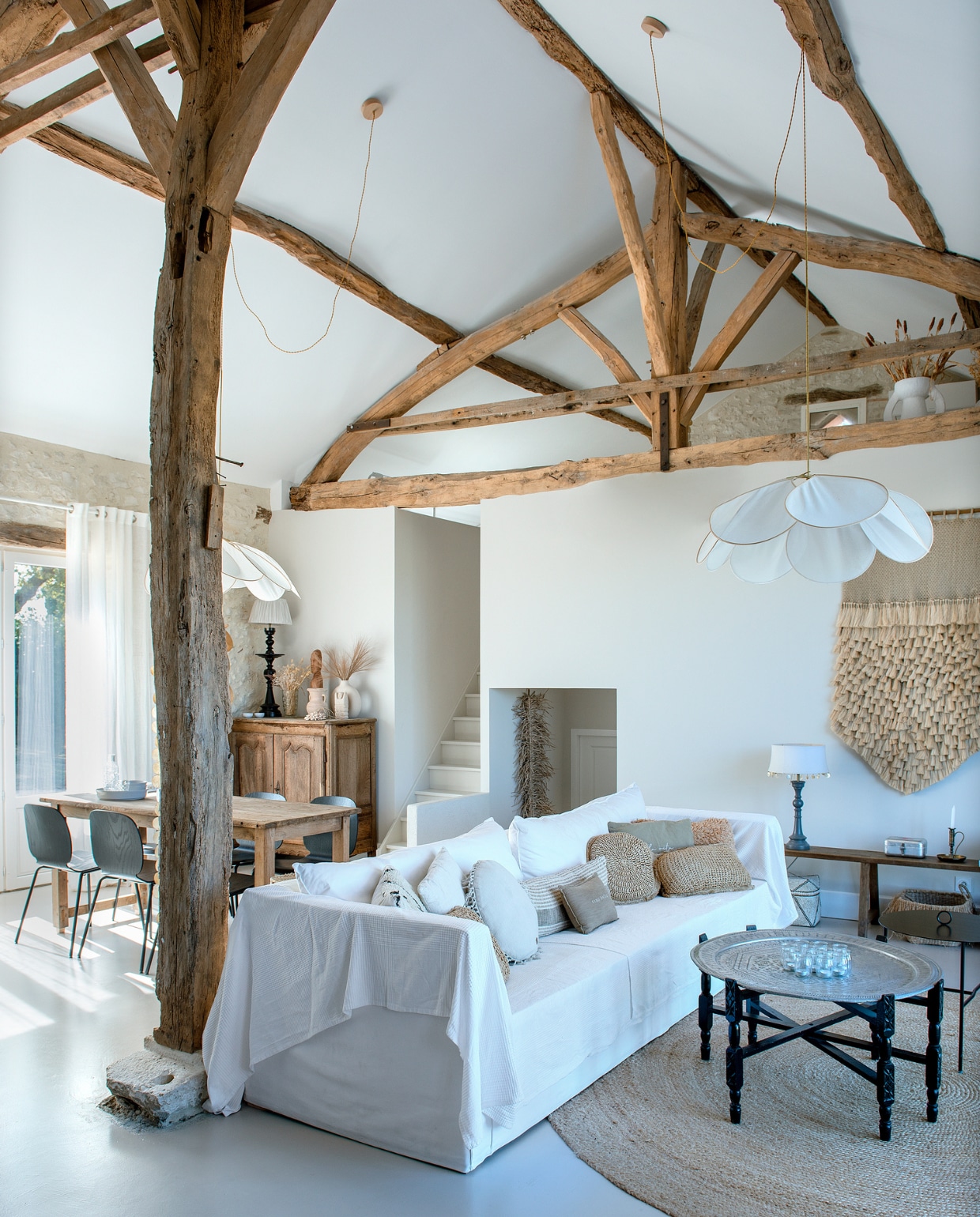Bank, vloerkleed, salontafel en tafellampen Tine K Home. Hanglampen Georges. Wandkleed Couleur Locale. Kussens Zusss. Stoelen Ikea. Vaas H&M Home, wit beeldje Madame Stoltz. Eettafel, houten bank en kastje brocante. Overig onbekend. vtwonen special binnenkijken 06-2023 | fotografie Ton Bouwer | productie Monique van der Pauw
