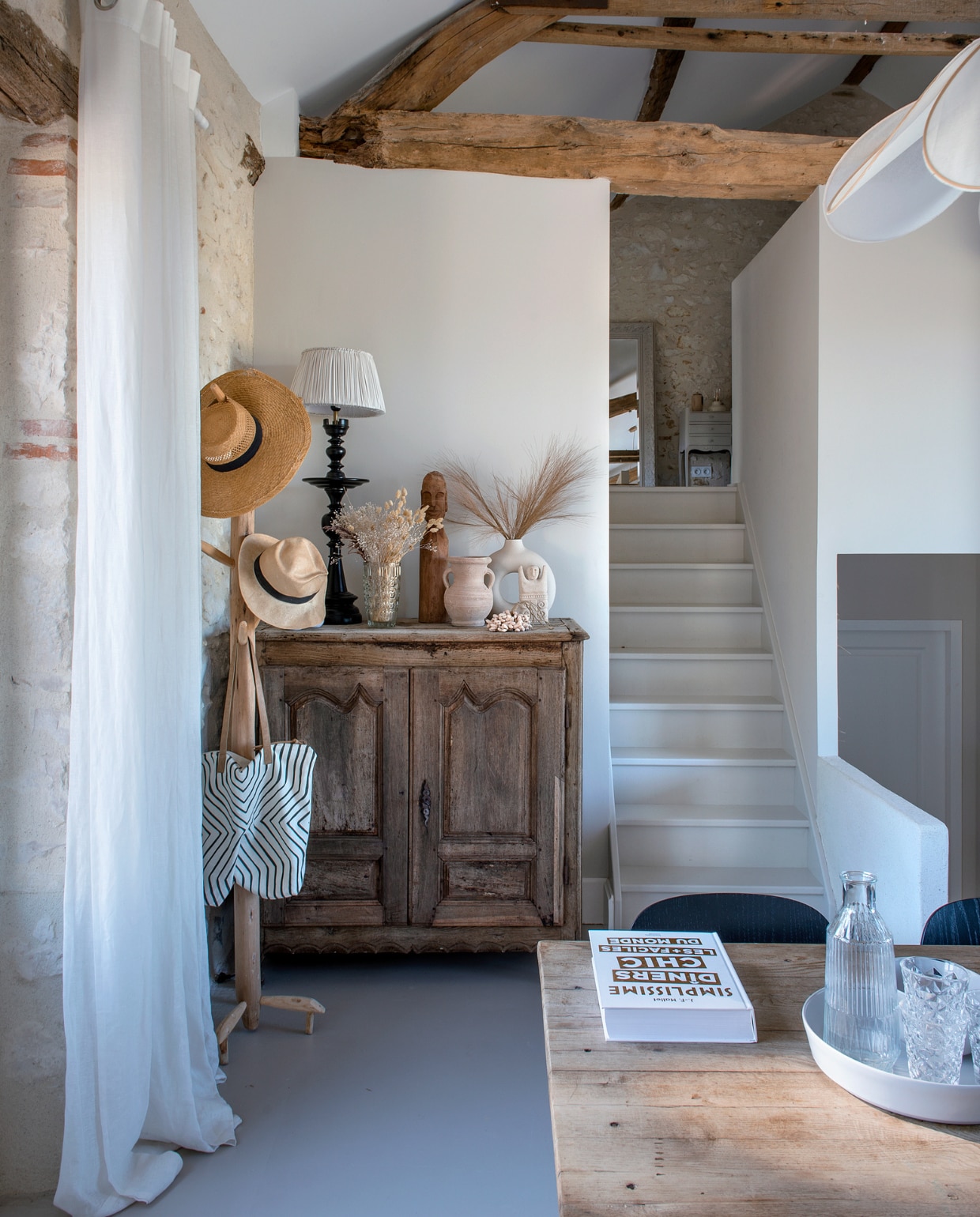 Kast, hoeden, tafel, nachtkast en spiegel brocante. Tafellamp Tine K Home. Hanglamp Georges. Witte vaas H&M Home. Wit beeld Bloomingville. Overig onbekend. vtwonen special binnenkijken 06-2023 | fotografie Ton Bouwer | productie Monique van der Pauw
