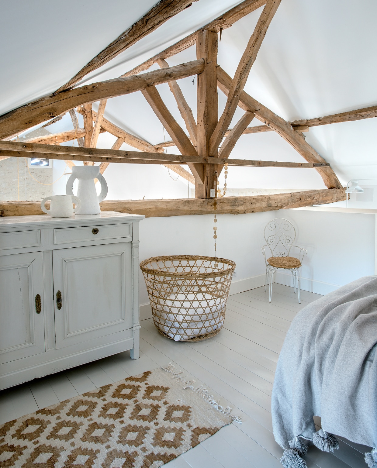 Kast en stoel brocante. Mand Tine K Home. Vloerkleed en plaid H&M Home. Overig onbekend. vtwonen special binnenkijken 06-2023 | fotografie Ton Bouwer | productie Monique van der Pauw