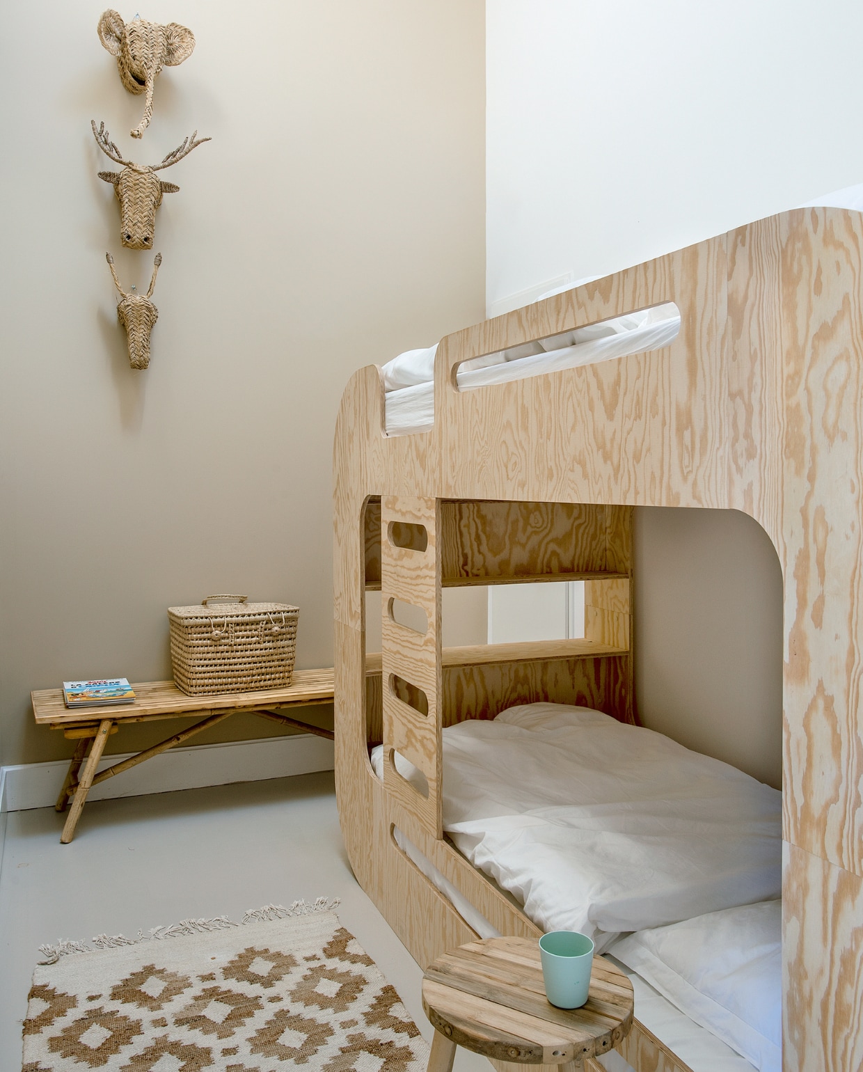 Stapelbed Mon Lit Cabane. Bank, kruk en mand Tine K Home. Beddengoed Hema. Vloerkleed H&M Home. Dierenkoppen Marktplaats. Overig onbekend. vtwonen special binnenkijken 06-2023 | fotografie Ton Bouwer | productie Monique van der Pauw
