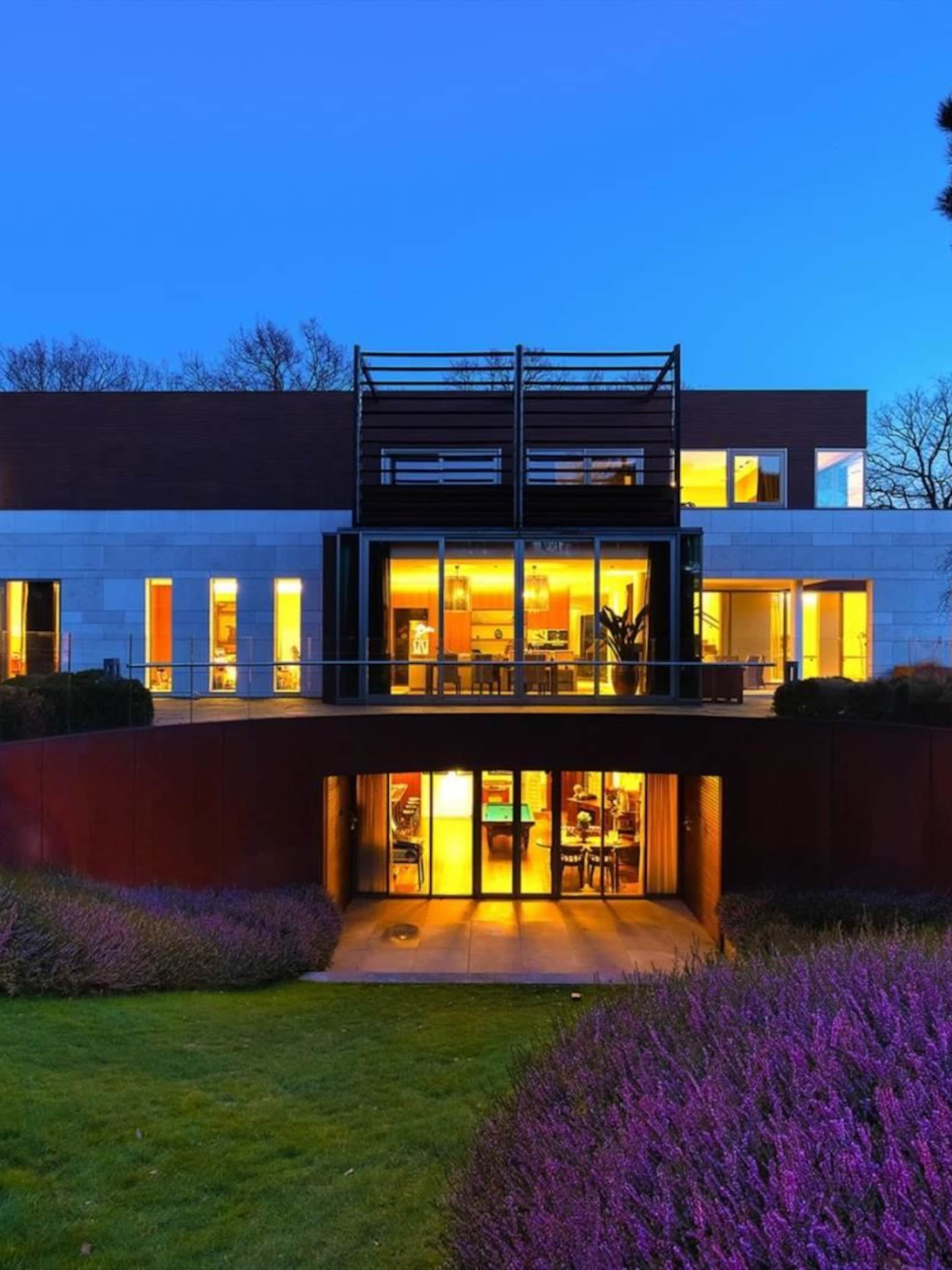 funda find gigantische villa in brabant met eigen bioscoop