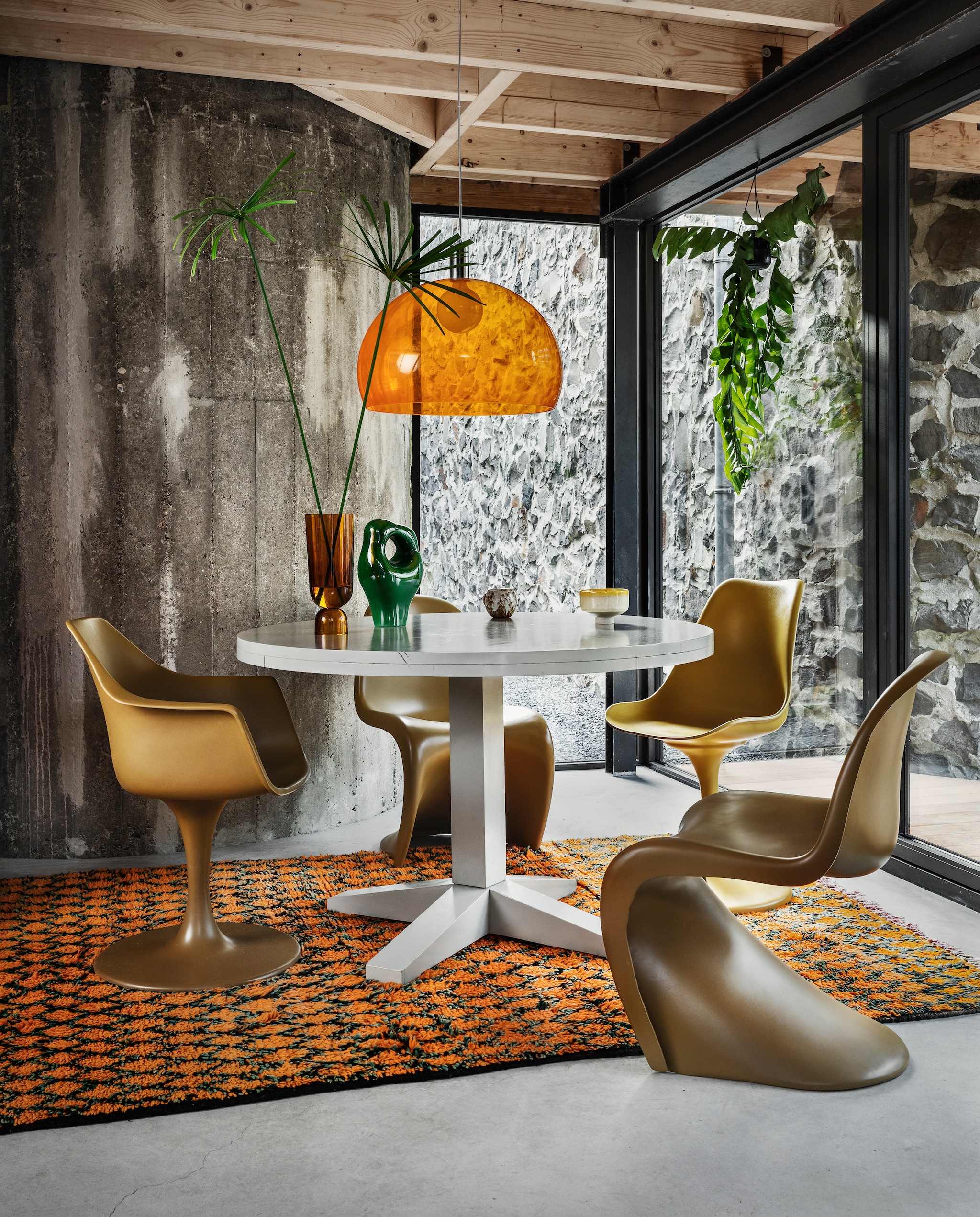 Mangohouten eettafel Deck in kleur Clay van vtwonen, 120x78 cm (Øxh) € 749,-, lamp van Kartell € 243,-, vaas van Hay € 85,-, mok met oor van Bloomingville € 11,35 (vtwonen.nl). Stoel met poot € 439,-, S-chair € 595,- (householdhardware.nl). Vintage karpet, 267x170 cm € 890,- (rozenkelim.nl). Keramisch ornament Glossy Green € 79,95 (hkliving.nl). Kom op voet € 44,95 (pietheineek.nl). vtwonen 2022-02 | fotografie Stan Koolen | styling Marianne Luning