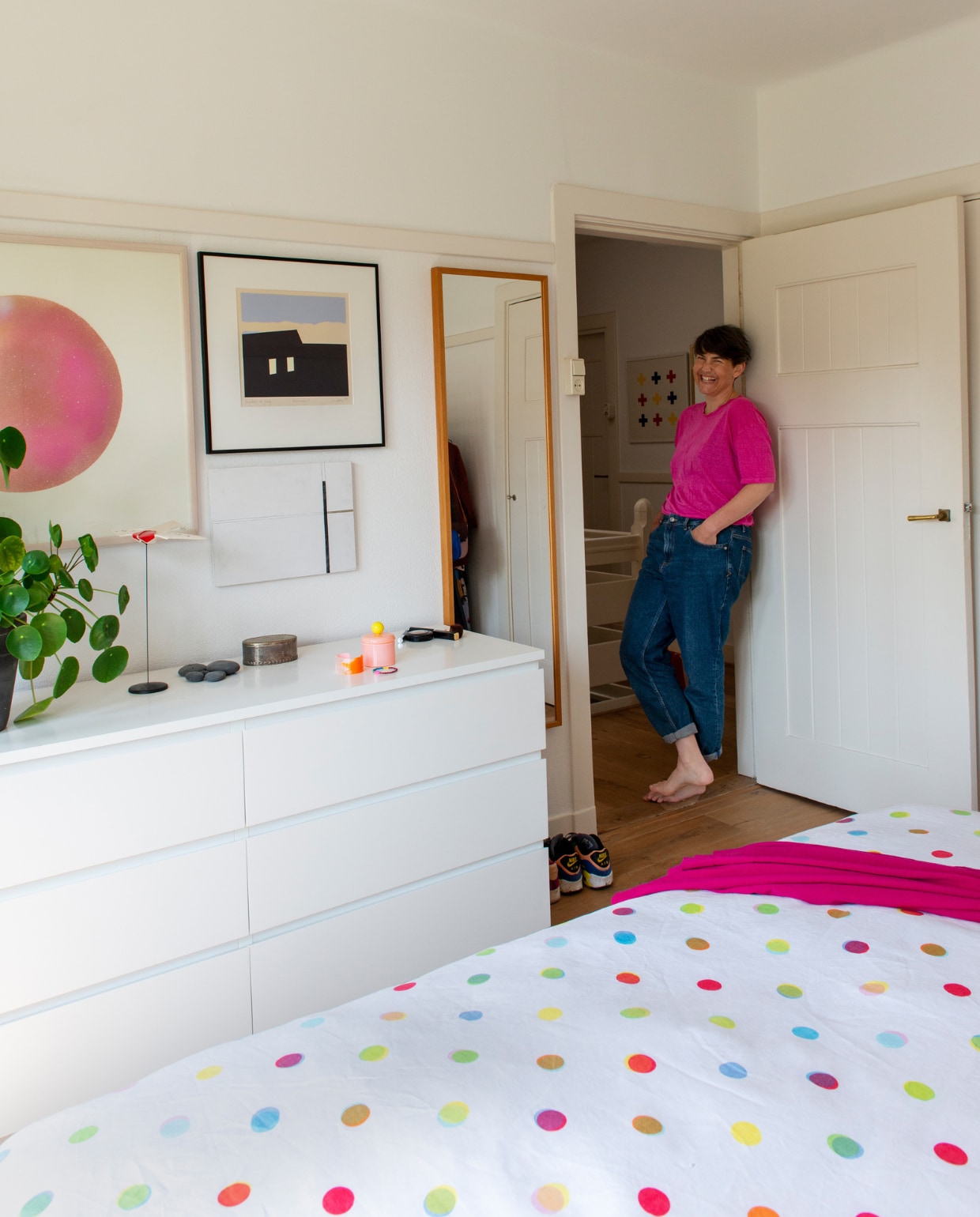 Kunst van Anne Nowak, Wim Biewenga en Han Bennink, ladekast, spiegel en beddengoed Ikea. vtwonen 07-2021 | styling Jeske Weel | fotografie Caroline Coehorst