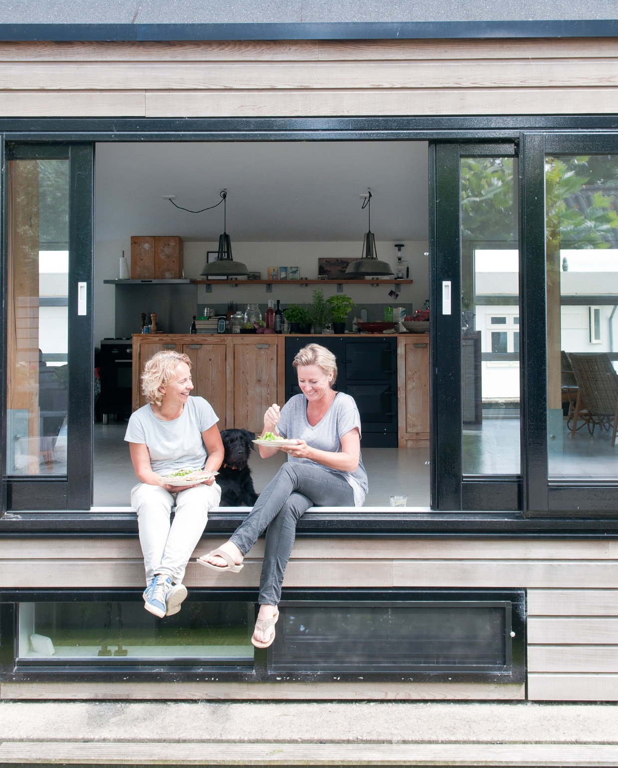 Natasha (links) en Angelique, met achter zich de keuken – precies in het midden van de boot. vtwonen 03-2017 | styling Irene van den Brink | fotografie Suzanne Paap