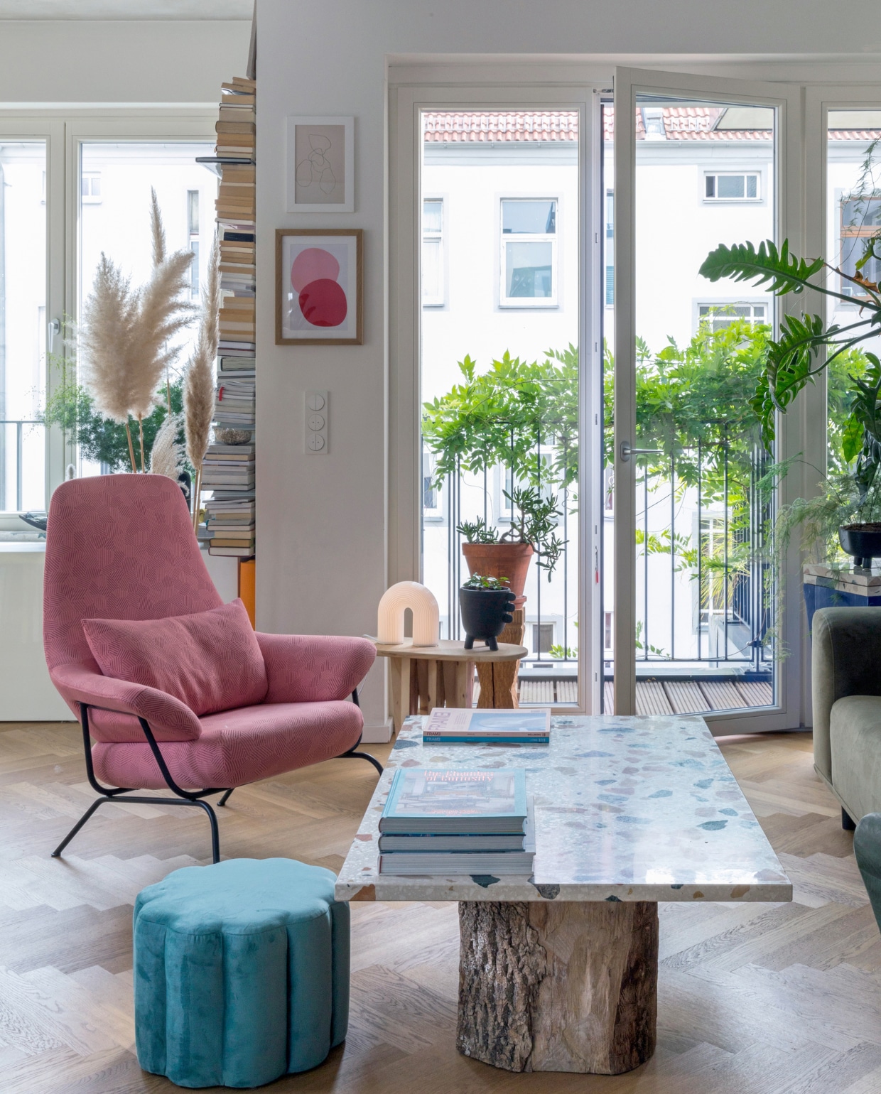 Fauteuil Hai van Luca Nichetto voor Hem in stof Razzle Dazzle Light Pink. Poef Floral van Jotex. Tafelblad salontafel Marmoreal van Dzek.Bijzettafel Studio Elliot White. Tafellamp Vuelta van Ferm Living. Bank Hannah van Bolia. Overig onbekend. vtwonen special binnenkijken 06-2023 | productie &amp; fotografie Anne-Catherine Scoffoni | styling Raini Peters