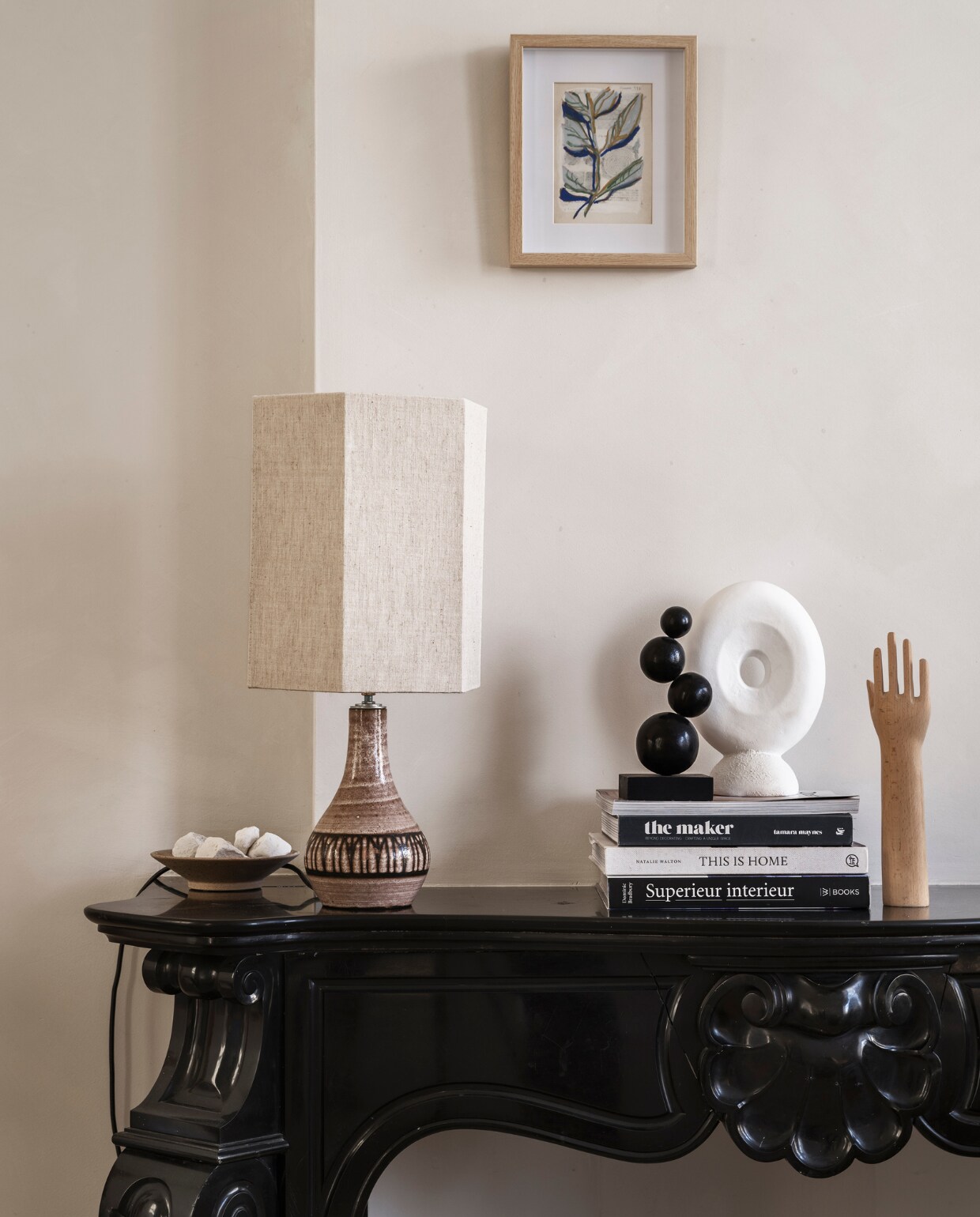 Linnen lampenkap € 60,- (hkliving.nl). Aan de wand een krijttekening uit encyclopedie Hortus van Ingrid Pasmans € 110,- (ipasmans.nl). Overig privébezit. vtwonen 08-2023 | styling fietje bruijn | fotografie Louis Lemaire