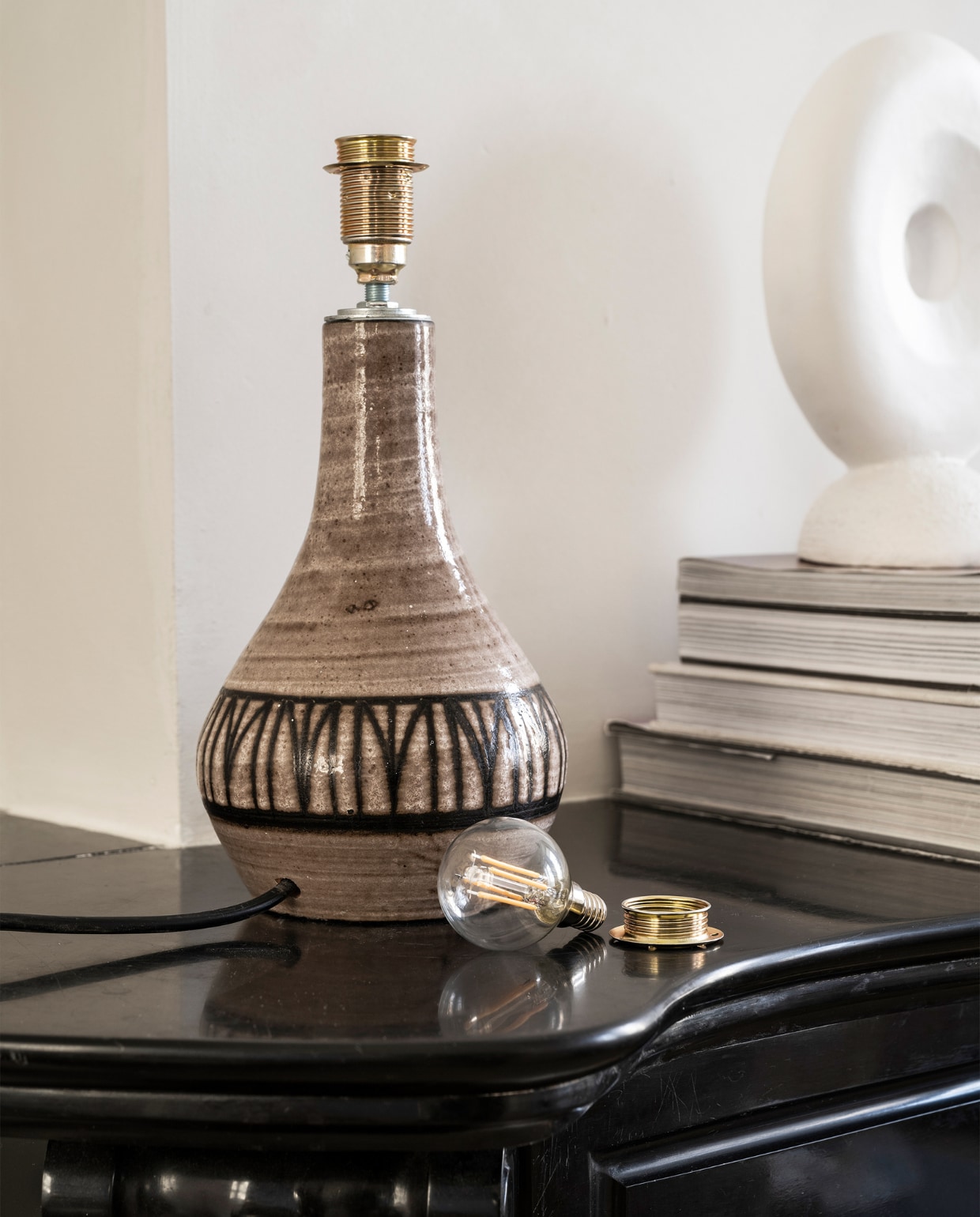 Linnen lampenkap € 60,- (hkliving.nl). Aan de wand een krijttekening uit encyclopedie Hortus van Ingrid Pasmans € 110,- (ipasmans.nl). Overig privébezit. vtwonen 08-2023 | styling fietje bruijn | fotografie Louis Lemaire