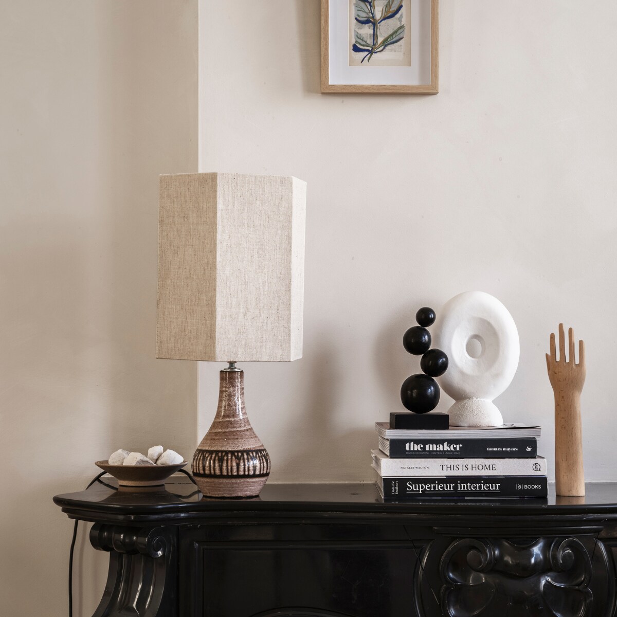 Linnen lampenkap € 60,- (hkliving.nl). Aan de wand een krijttekening uit encyclopedie Hortus van Ingrid Pasmans € 110,- (ipasmans.nl). Overig privébezit. vtwonen 08-2023 | styling fietje bruijn | fotografie Louis Lemaire