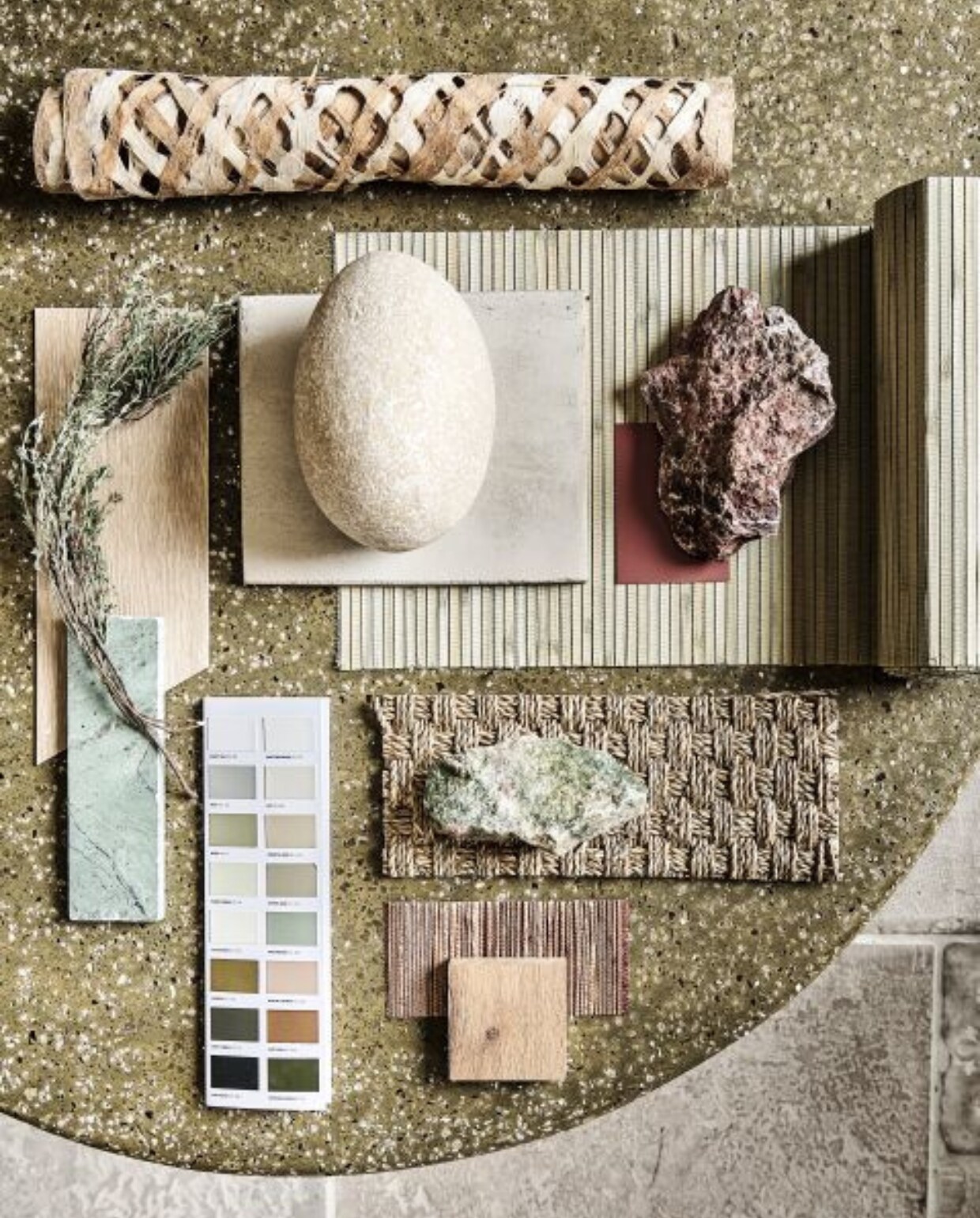 Stenen tafel € 2400,- (lanena-home.com). Papier bovenin € 14,95 (vliegerpapier.nl). Diverse stenen, prijs op aanvraag (splitkorrel.nl). Houten en grijs materiaal (boxworks.nl). Papieren behang Natural Wallcoverings 3 in 303549, 550x91 cm (lxb), per rol € 160,-, groen behang, 550x91 cm (lxb), per rol € 160,- (eijffinger.com). Staal vloerkleed (cunera.nl). Staal groene tegel (tegeldesign.nl). Decoratief ecomix object Calcolo, set van 2 € 84,95 (urbannatureculture.com). Kleurstaal verf (labpaint.nl). Vloerstaal (aanhuis.nl). Plant via (plantje.nl). vtwonen 2023-09 | Styling Liza Wassenaar, assistentie Lila Steijger, Judith Koers, Kula Isabelle Den Broek | Fotografie Sjoerd Eickmans