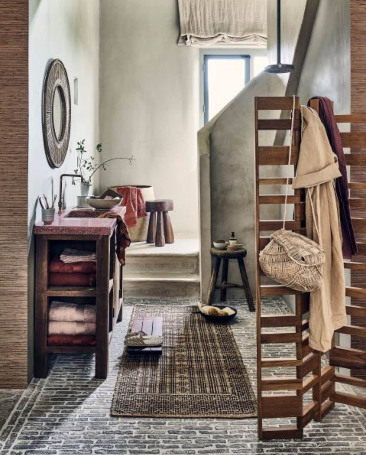 Behang Natural Wallcoverings 3 in 303549, 550x91 cm (lxb), per rol € 160,- (eijffinger.com). Teakhouten roomdivider van Phantom Hands, 4,5x155x160 cm (dxbxh) € 1945,- (hetarsenaal.nl). Antiek wastafelmeubel € 2200,-, koperen kraan € 100,- (oudebouwmaterialen.nl). Vloerkleed Original Runner van HKliving, jute en katoen, 70x200 cm € 149,-, papier-maché bloempot Construct van Serax € 469,-, witte aardewerken vaas Héléna van Serax € 39,- (vtwonen.nl/shop). Rieten spiegel Malawi Sun € 155,-, houten kruk Olm € 270,- (couleurlocale.eu). Houten dienbladtafel Tategu € 139,-, off-white geglazuurde stenen mok Serena € 29,-, houten kam € 39,-, stenen schaal Omhu € 99,- (fermliving.com). Houten bijzettafel Marco € 249,-, mangohouten schaal Rustic € 79,- (urbannatureculture.com). Handgemaakte vezel tas van Xavante € 108,-, zeepblok € 22,-, witte keramieken schaaltje € 8,-, linnen kimono van Aiayu € 345,- (sukha.nl). Handzeep van Humdakin € 35,-, biologisch katoenen badhanddoeken Organic Softness € 15,95, aubergine linnen tafelkleed van Himla, 250x145 cm € 129,-, badborstel Inu van Zone, beukenhout en varkenshaar € 15,95 (debijenkorf.nl). Zeegras pantoffels € 22,99 (zarahome.com). Bamboe tandenborstel, per stuk € 4,95 (dille-kamille.nl). Overig privébezit. vtwonen 2023-09 | Styling Liza Wassenaar, assistentie Lila Steijger, Judith Koers, Kula Isabelle Den Broek | Fotografie Sjoerd Eickmans