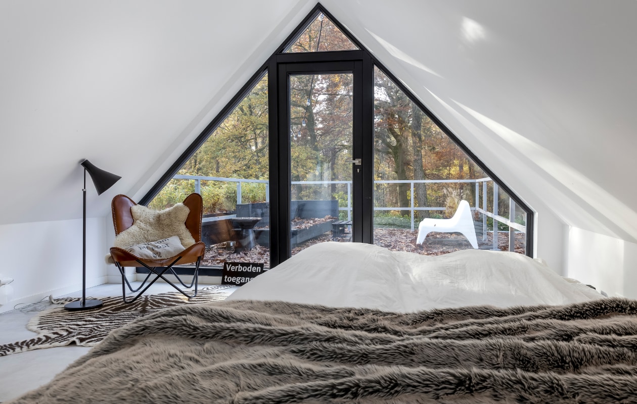 Schapenvacht Zalando Lounge, kussen Yvon Kussens, kleed en stoel dakterras Ikea, pvc-vloer Floorify kleur Coquille, loungeset dakterras zelfgemaakt. Stoel, lamp, sprei herkomst onbekend. vtwonen 04-2022 | fotografie Henny van Belkom