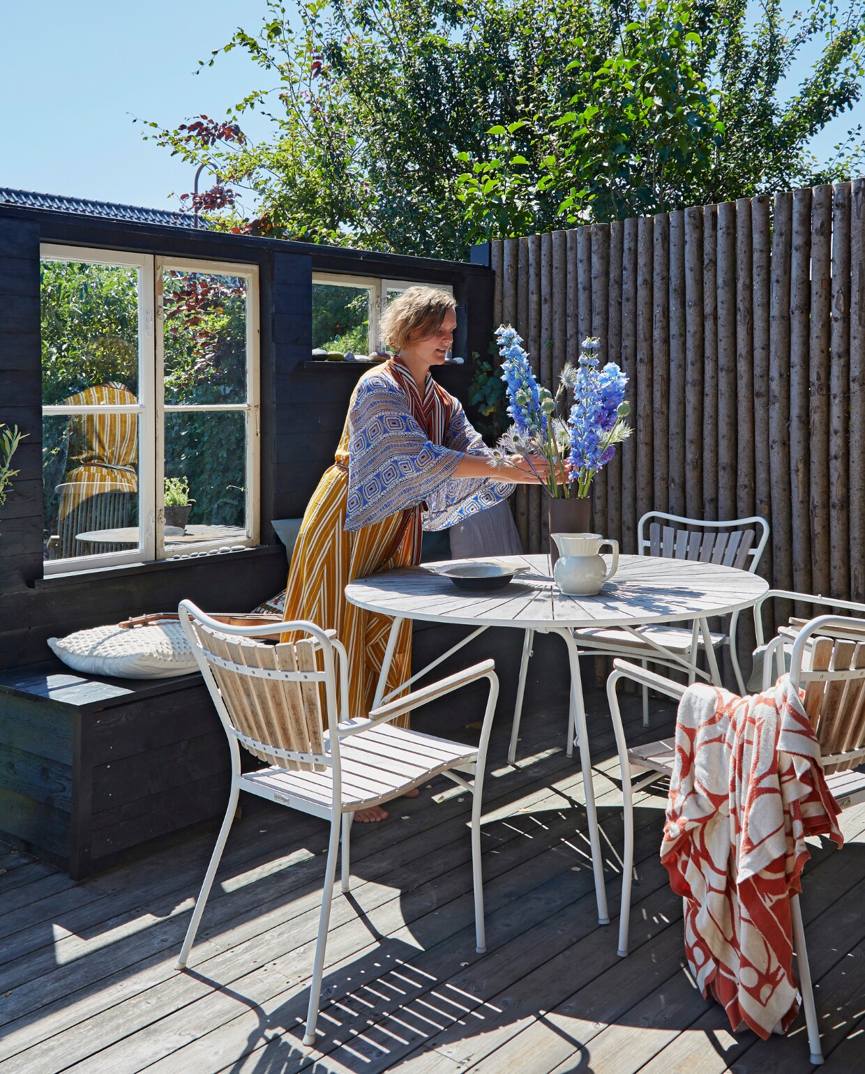Oude ramen gevonden in een container. Tuintafel, tuinstoelen en bankje Mandalay. Kussens Au Maison. Bloempot, witte kan, vaas en schaal kringloop. Overig onbekend. vtwonen special binnenkijken 06-2021 | productie Living Inside | fotografie Anitta Behrendt | styling Rikke Graff Juel