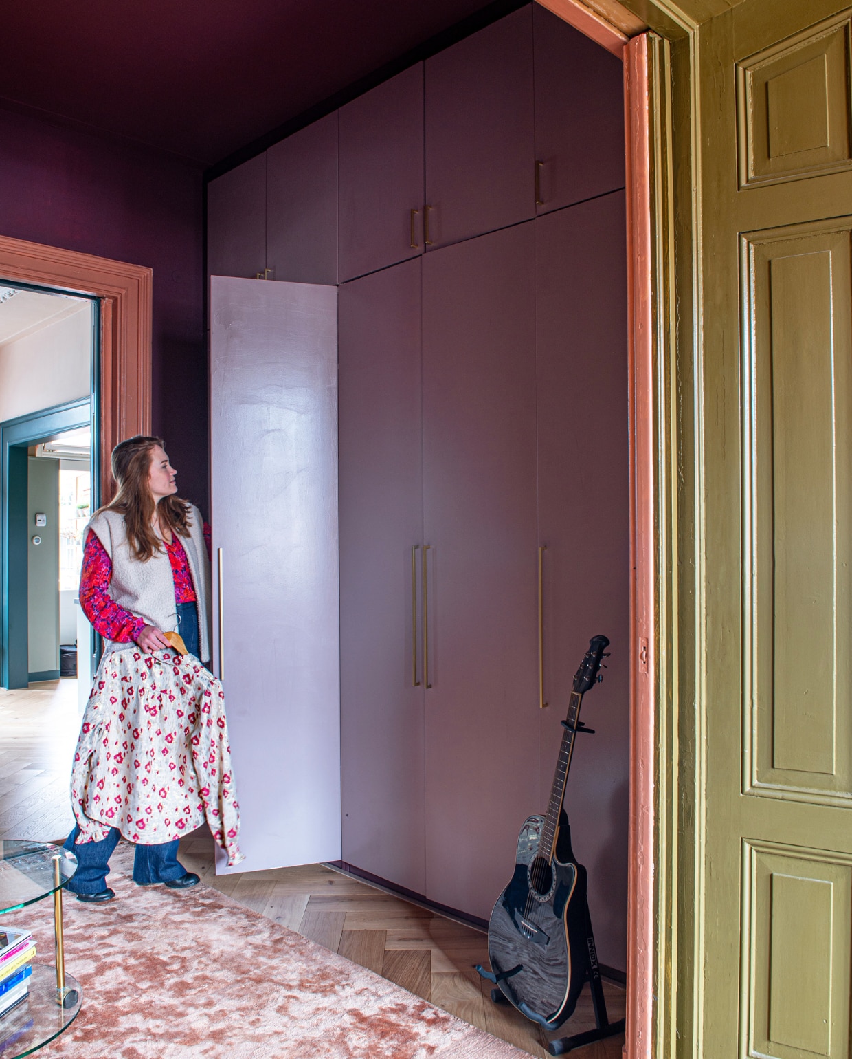 Verf houtwerk en suite Hunter van Lab Paint, verf plafond en muur Adventurer van Little Greene, verf houtwerk deurpost Folly Pink van Farrow &amp; Ball. Vloerkleed BePureHome, salontafel vintage. Overig onbekend. vtwonen 09-2023 | productie De Binnenkijkers | styling Jeske Weel | fotografie Caroline Coehorst