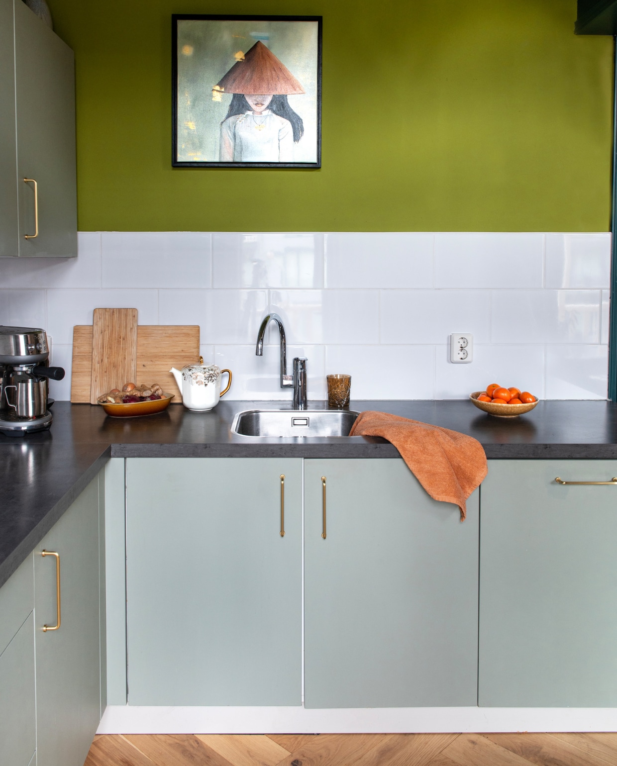 Keukenkasten geschilderd met vloerverf in Smoking Grass van Lab Paint, muurverf in Citrine van Little Greene. Kunstwerk zelfgemaakt, snijplanken Ikea, handdoek Sissy-Boy, theepot Essenza. Overig onbekend.  vtwonen 09-2023 | productie De Binnenkijkers | styling Jeske Weel | fotografie Caroline Coehorst