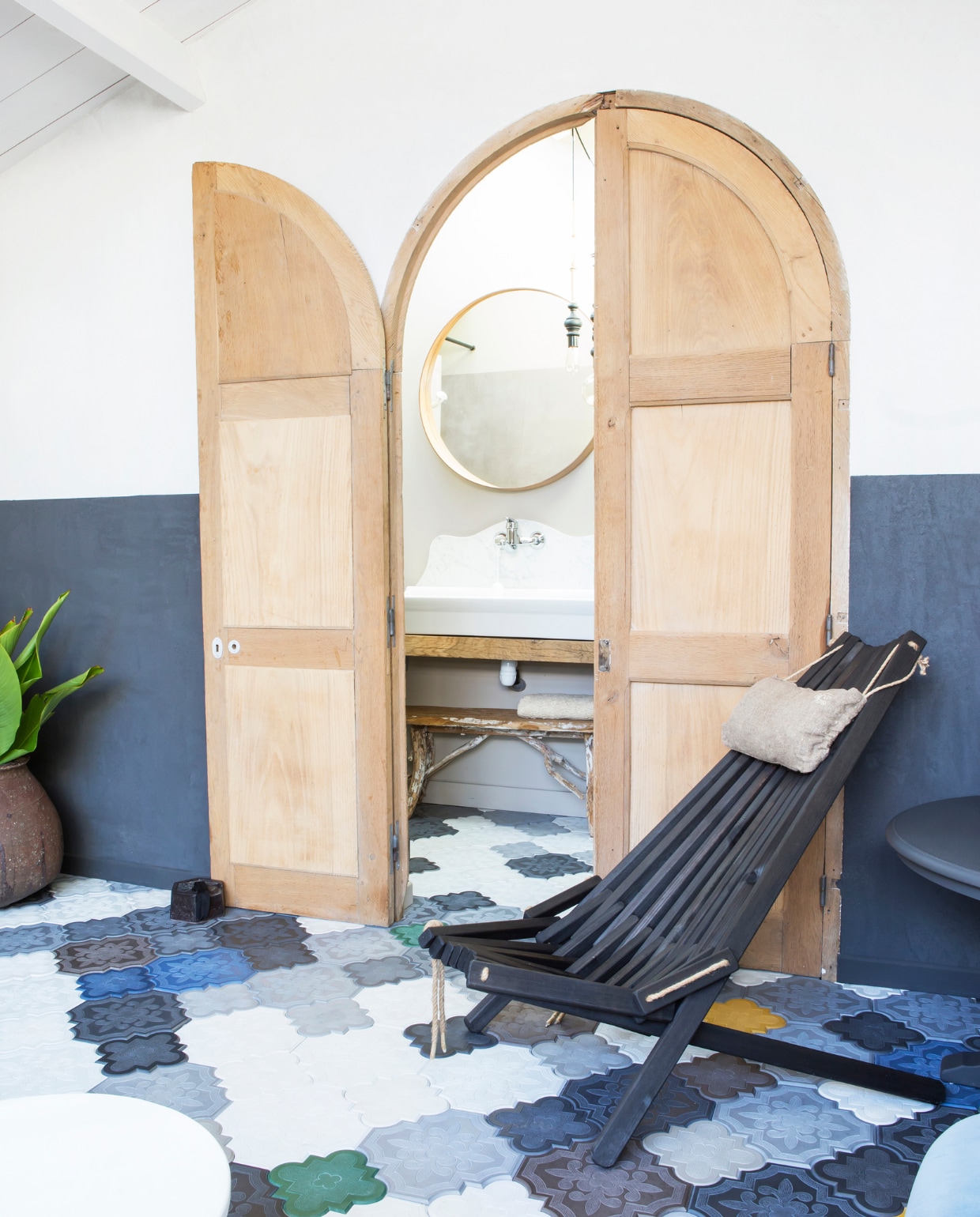 Wastafel afkomstig uit een schoolgebouw, gevonden op een lokale rommelmarkt. Spiegel Stockholm in essenfineer Ikea. Houten loungestoel EcoFurn. vtwonen special binnenkijken 06-2021 | productie Anne-Catherine Scoffoni | fotografie Pauline Legoff
