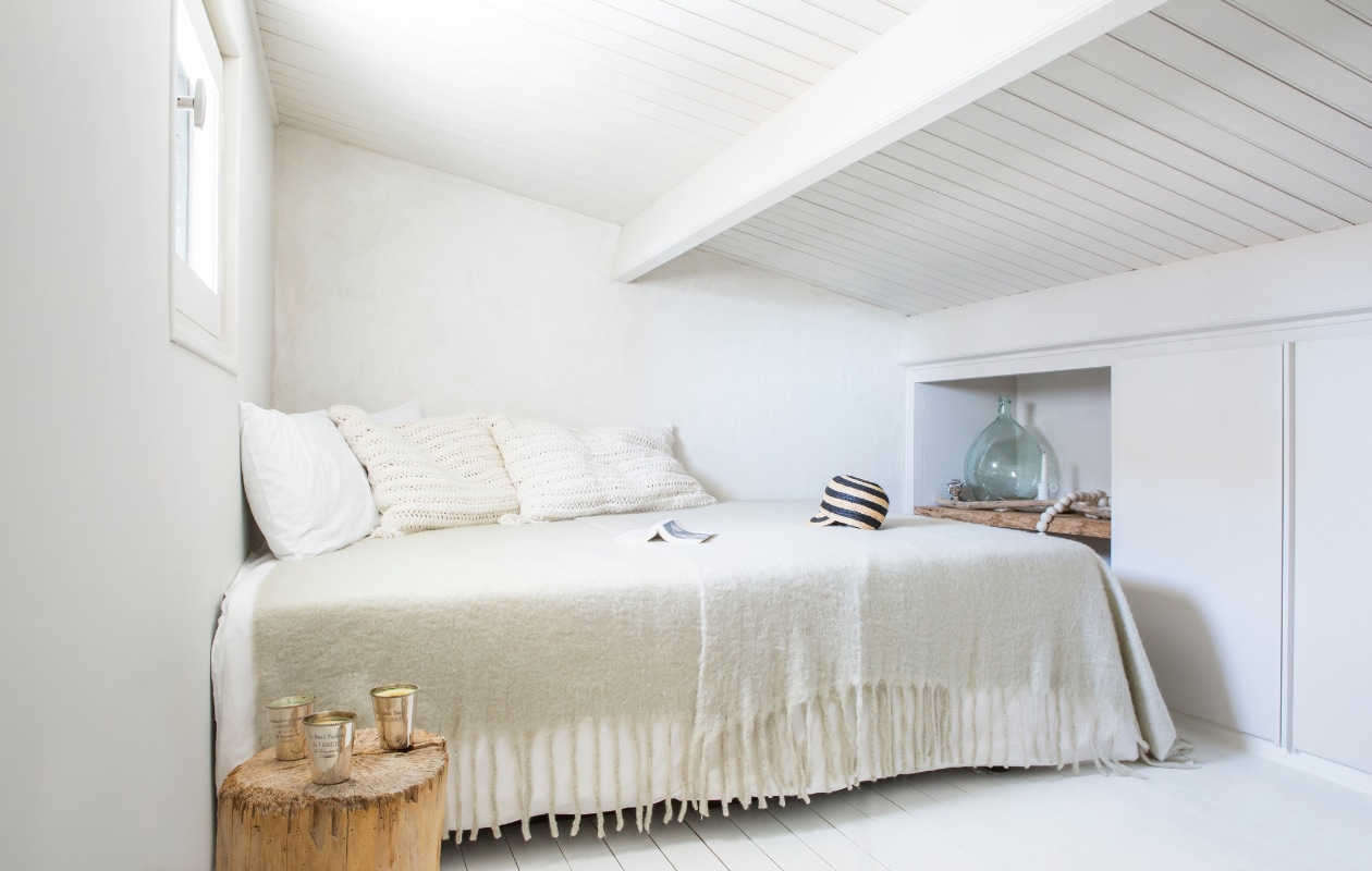 Bed en beddengoed AM.PM via La Redoute, kussens Sukha. Kaarsen Comptoir de Famille. vtwonen special binnenkijken 06-2021 | productie Anne-Catherine Scoffoni | fotografie Pauline Legoff