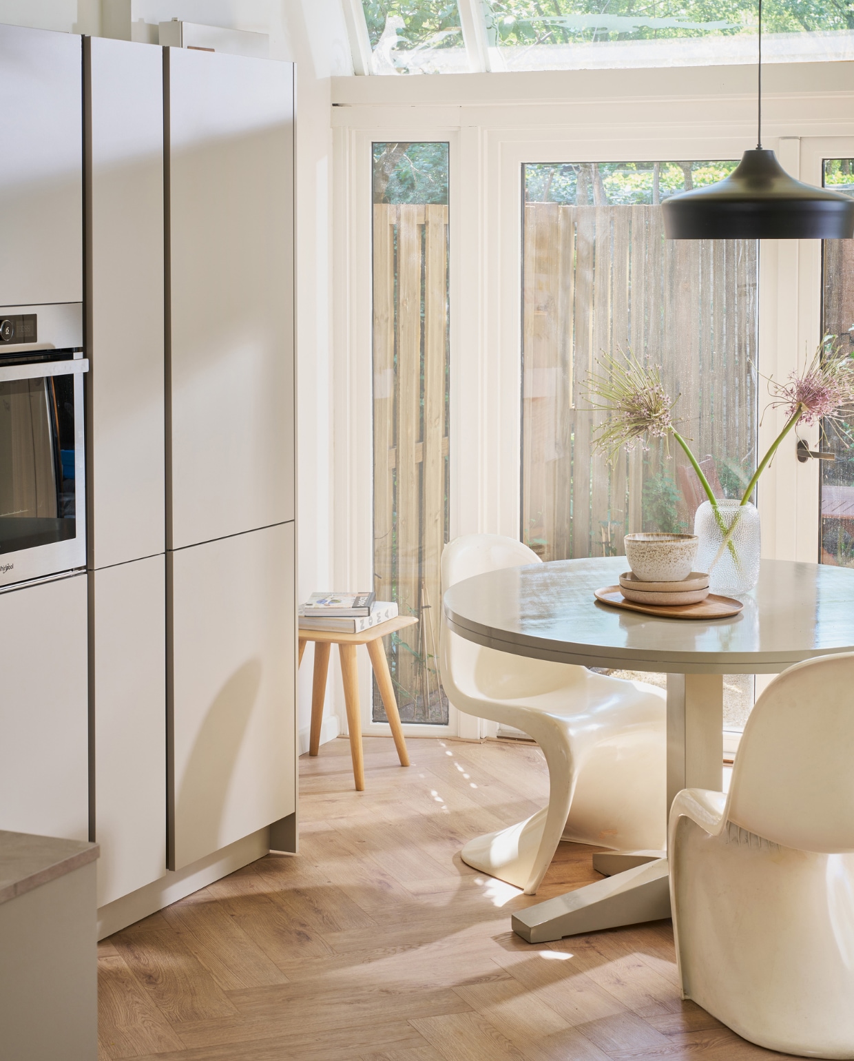 Keuken Basic Greige met diverse formaten opbergkasten, prijs op aanvraag. M.m.v. vtwonen.nl/shop (tafel Deck van vtwonen), neeflouis.nl (stoelen), demachinekamer.nl (kruk), bolia.com (vaas), hm.com (serviesgoed), zarahome.com (houten dienblad). Overig privébezit. vtwonen 09-2023 | productie Tanja Saarberg | styling Cleo Scheulderman | fotografie Jeroen van der Spek