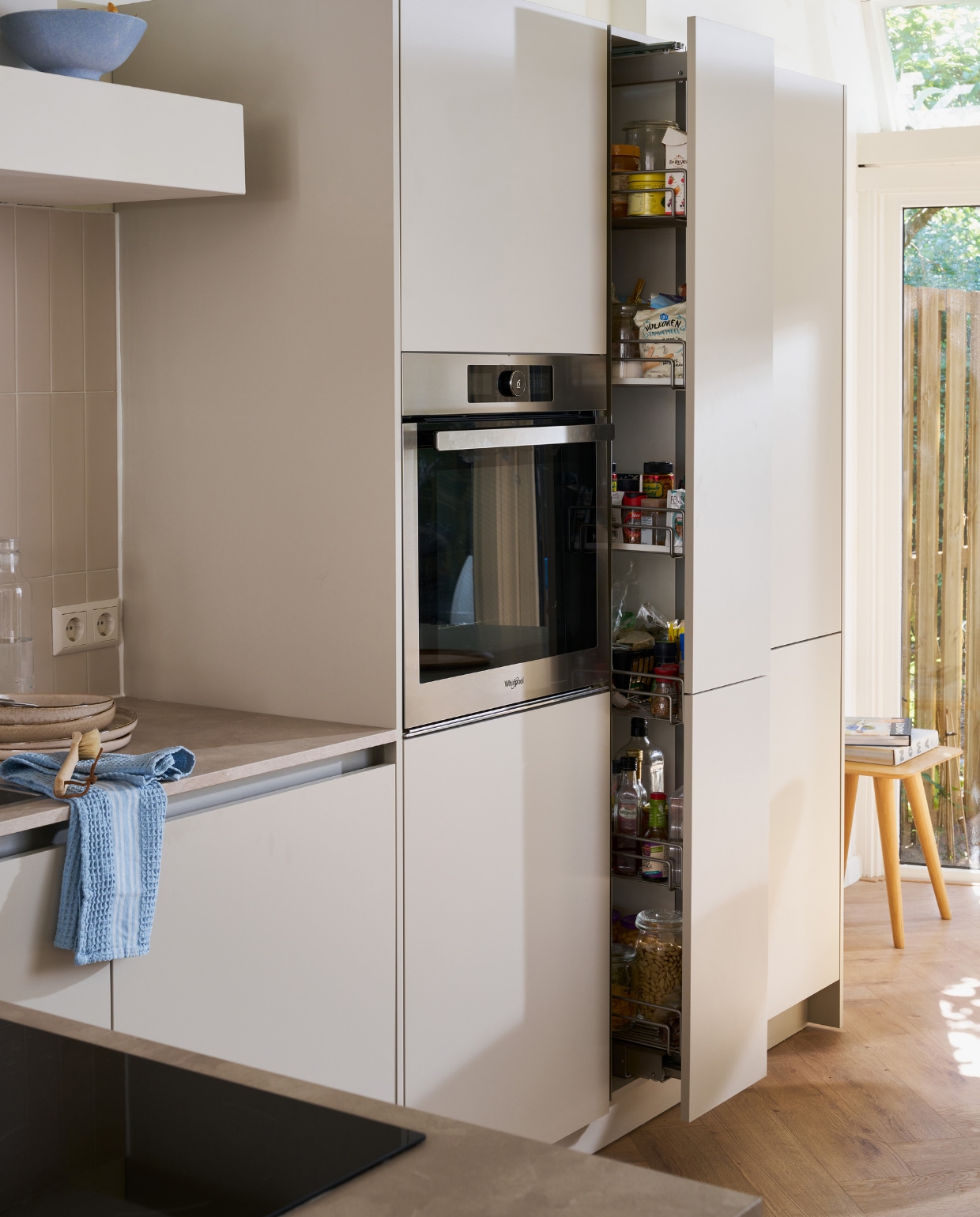 Keuken Basic Greige met diverse formaten opbergkasten, prijs op aanvraag. M.m.v. demachinekamer.nl (kruk). Overig privébezit. vtwonen 09-2023 | productie Tanja Saarberg | styling Cleo Scheulderman | fotografie Jeroen van der Spek