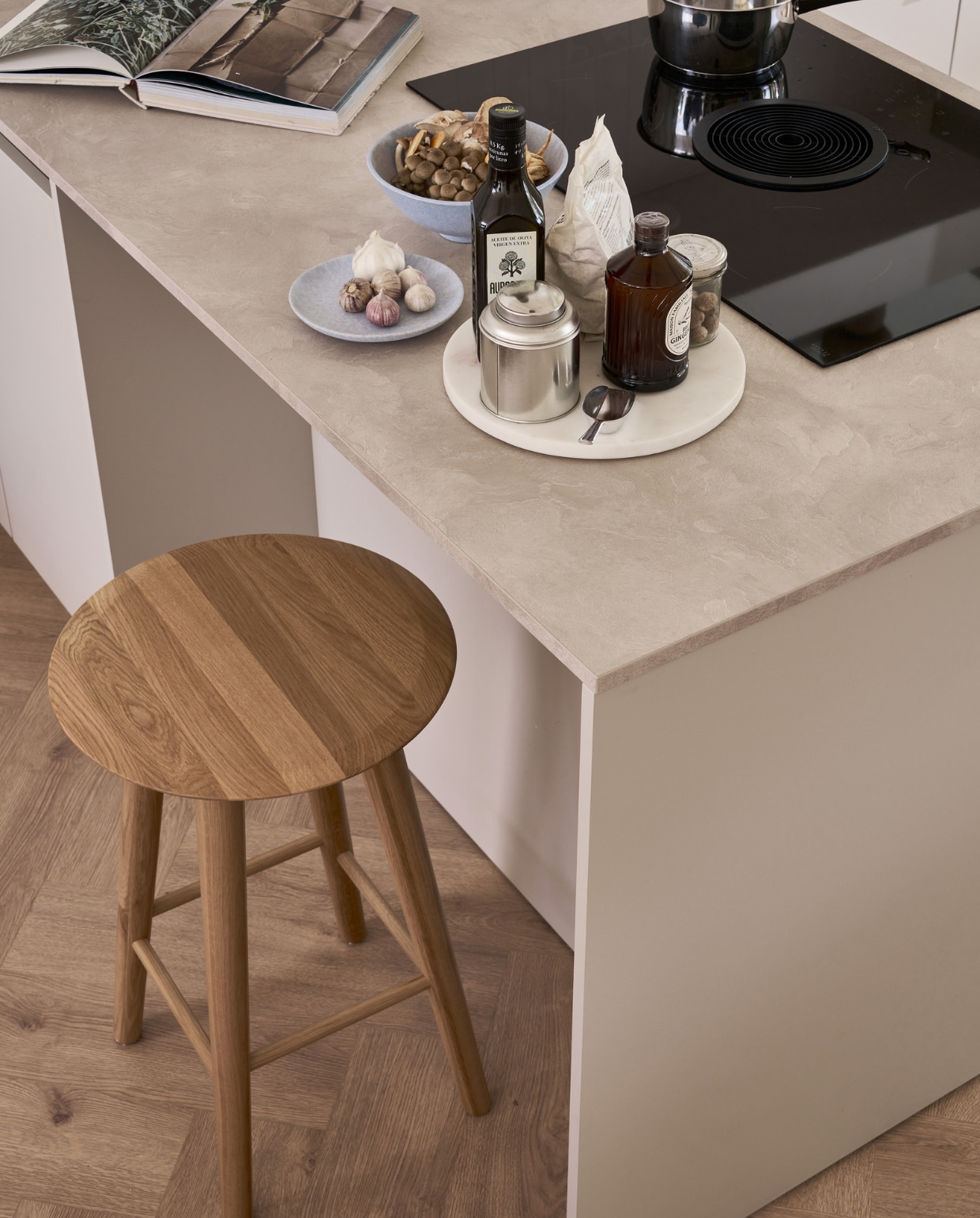 Caesarstone werkblad in Primordia, prijs op aanvraag. M.m.v. demachinekamer.nl (barkruk), hm.com (kom, bord, marmeren plateau). Overig privébezit. vtwonen 09-2023 | productie Tanja Saarberg | styling Cleo Scheulderman | fotografie Jeroen van der Spek