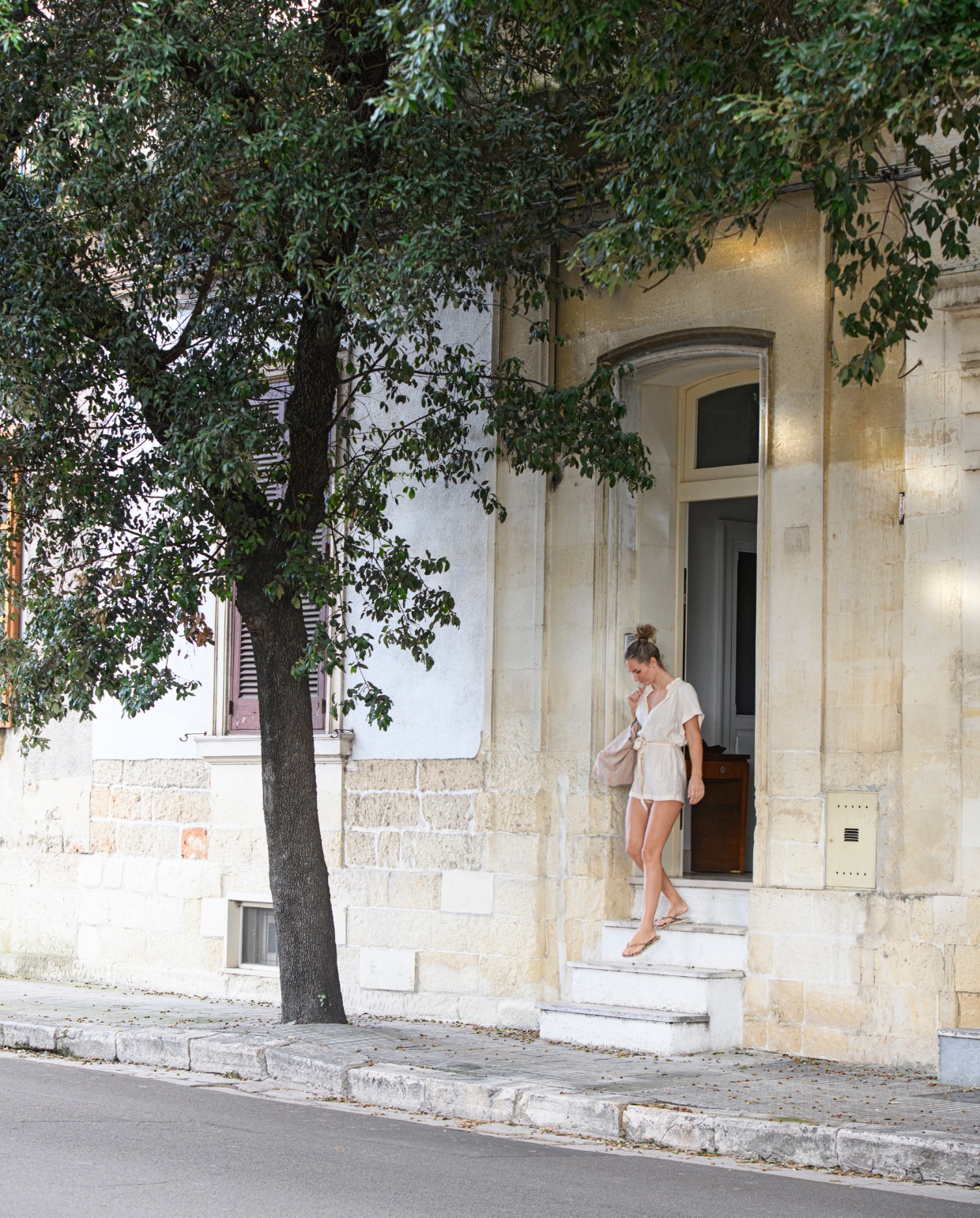 Joëlle voor het historische stadshuis in Lecce, Italië. vtwonen special binnenkijken 06-2023 | productie Insidehomepage | fotografie Louis Lemaire | styling Marit Saladini