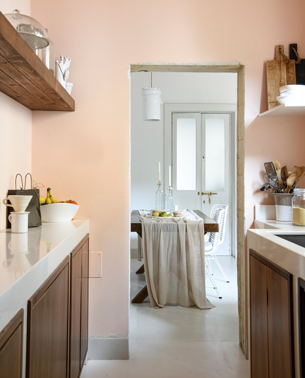 De keuken is zelfgemaakt, met ombouw van een lokale marmerboer. Keramiek en snijplanken lokaal gekocht. Beker en keukengerei leverancier van Taste of Puglia. Fruitschaal, weckpotten en taart-schaal Ikea. Tafel gemaakt met houten planken door schoonvader. Pot met keukengerei Carella Ostuni. vtwonen special binnenkijken 06-2023 | productie Insidehomepage | fotografie Louis Lemaire | styling Marit Saladini
