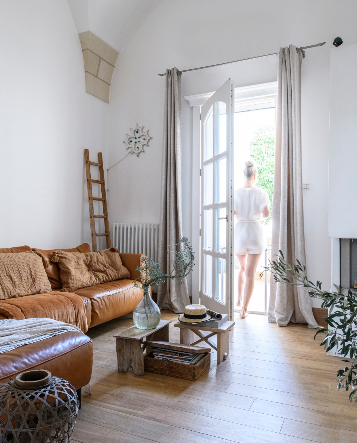 Bank Chateau d’Ax. Krukjes zelfgemaakt en gekregen. Vaas antiek-markt. Kaarsenhouder Del Coco. Hoed Zara. Ladder lokaal laten maken. Lamp Uru. Overig onbekend. vtwonen special binnenkijken 06-2023 | productie Insidehomepage | fotografie Louis Lemaire | styling Marit Saladini