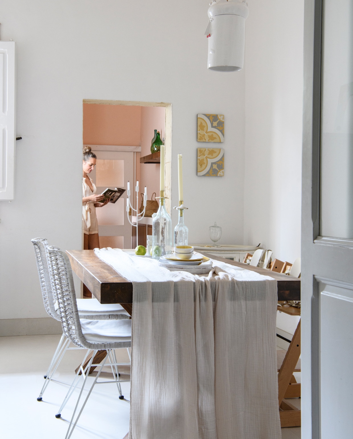 Tafel zelfgemaakt. Linnen tafelkleed H&amp;M Home. Kandelaar K’willeminhuis. Flessen antiekmarkt. Kaarsenhouder en servies Taste of Puglia. Stoelen Antonio D’Erasmo. Kinderstoelen Stokke. Hanglamp Ilaelaluna Ceramiche. Overig onbekend. vtwonen special binnenkijken 06-2023 | productie Insidehomepage | fotografie Louis Lemaire | styling Marit Saladini