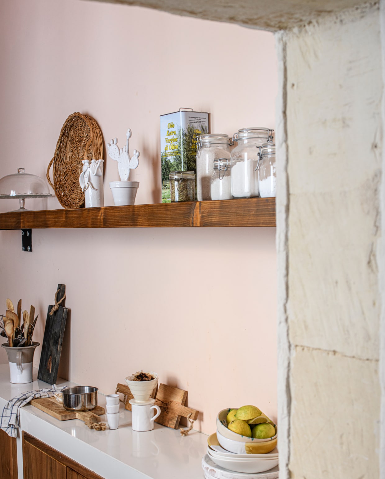 Keuken zelfgemaakt, ombouw van een lokale marmerboer. Weckpotten en taartschaal Ikea. Keramiek, houten planken, keukengerei en servies Taste of Puglia. Gevlochten dienblad tweedehands. Pot voor keukengerei Carella Ostuni. Overig onbekend. vtwonen special binnenkijken 06-2023 | productie Insidehomepage | fotografie Louis Lemaire | styling Marit Saladini