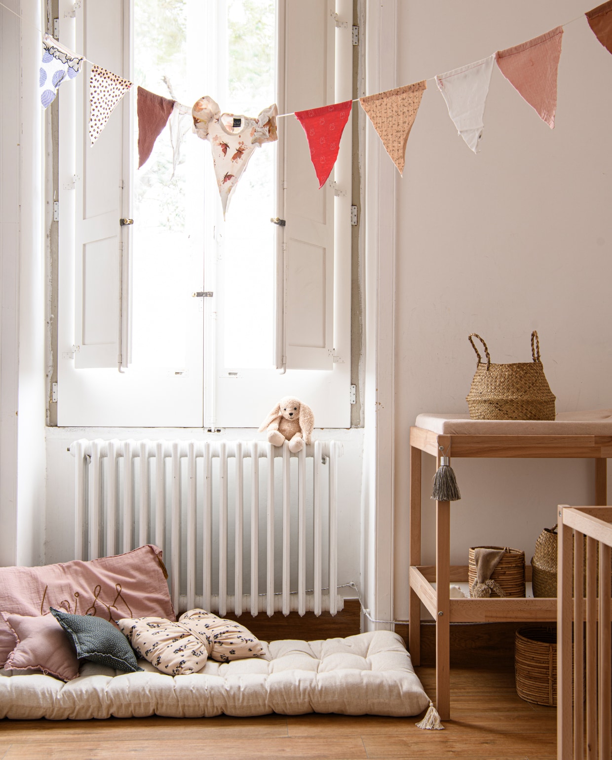 Matras H&M Home. Kussens links Numero 74. Vlinderkussen House of Jamie. Slinger zelfgemaakt. Knuffels Hema en Prénatal. Commode Ikea. Kwastje Rituals. Overig onbekend. vtwonen special binnenkijken 06-2023 | productie Insidehomepage | fotografie Louis Lemaire | styling Marit Saladini