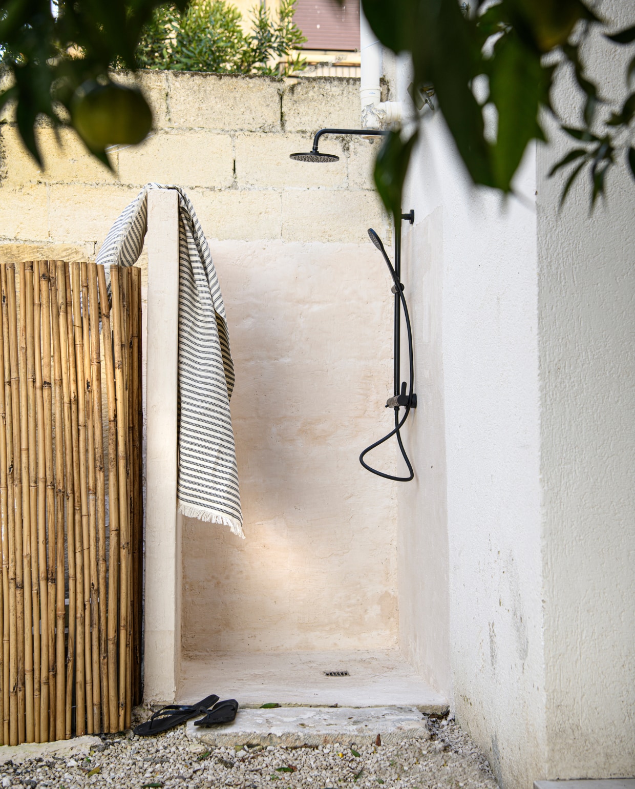 Buitendouche Deghi. Vloertegels Bricoman. Slippers H&amp;M. Strandlaken Taste of Puglia. vtwonen special binnenkijken 06-2023 | productie Insidehomepage | fotografie Louis Lemaire | styling Marit Saladini