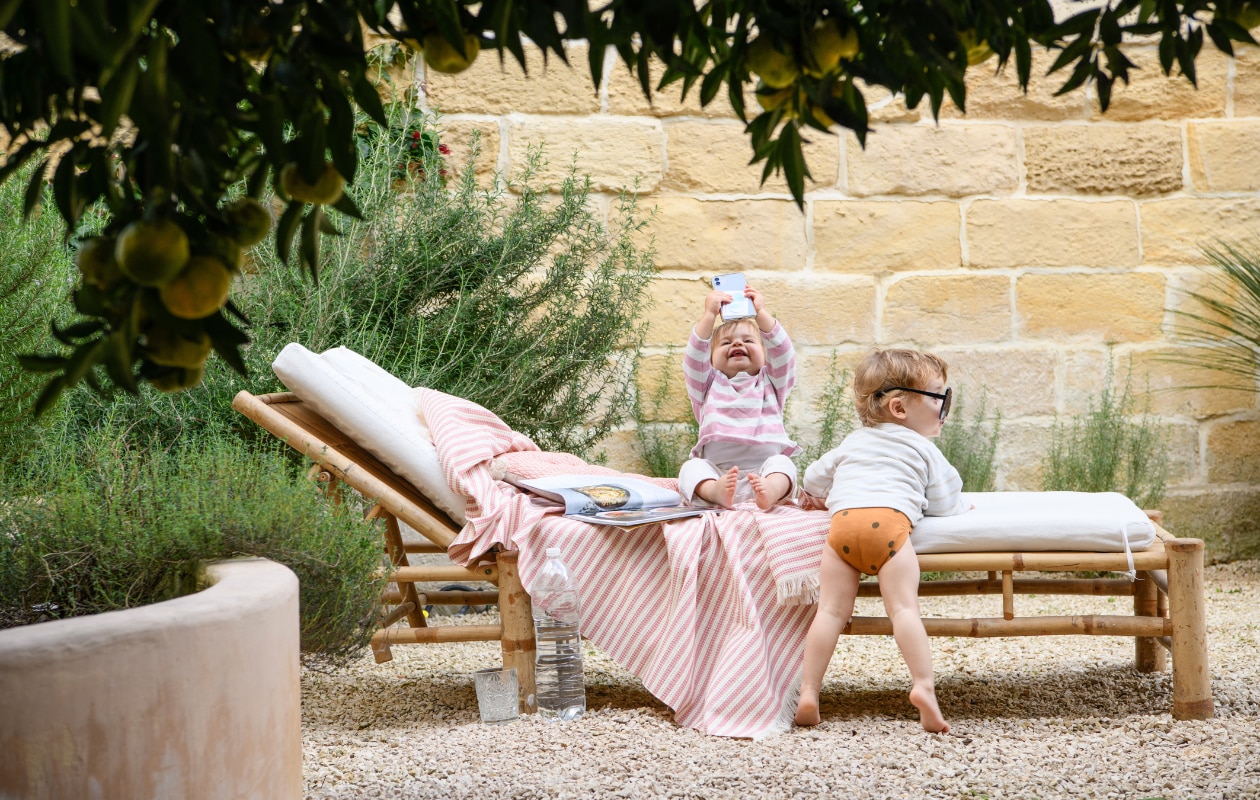 Buitenbed en matras Deghi. Plaid Taste of Puglia. vtwonen special binnenkijken 06-2023 | productie Insidehomepage | fotografie Louis Lemaire | styling Marit Saladini