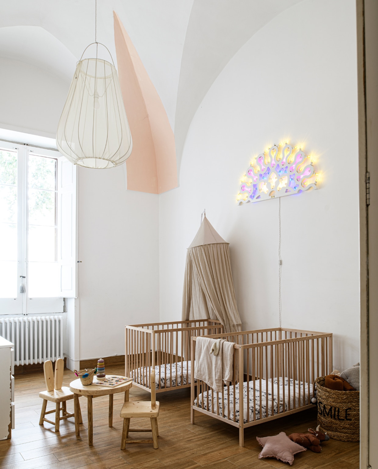 Ledikanten Ikea. Tafel en stoelen lokaal laten maken. Mand Maisons du Monde. Wandlamp Taste of Puglia. Beddengoed Bamboom. Stervormig kussen Numero 74. Bedhemel Jollein. Overig onbekend. vtwonen special binnenkijken 06-2023 | productie Insidehomepage | fotografie Louis Lemaire | styling Marit Saladini
