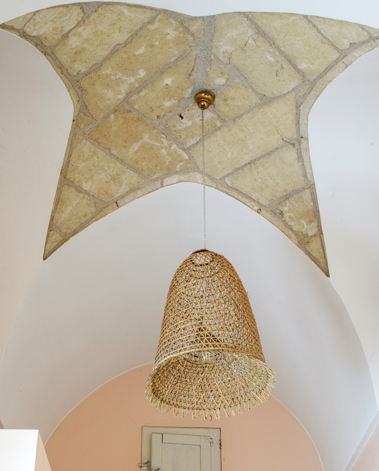 Het authentieke, stervormige plafond heet een volte a stella. vtwonen special binnenkijken 06-2023 | productie Insidehomepage | fotografie Louis Lemaire | styling Marit Saladini