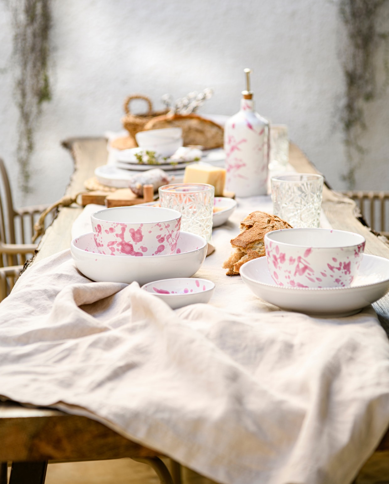 Buitentafel zelfgemaakt. Stoelen Kave Home. Tafelkleed H&amp;M Home. Servies Taste of Puglia. vtwonen special binnenkijken 06-2023 | productie Insidehomepage | fotografie Louis Lemaire | styling Marit Saladini